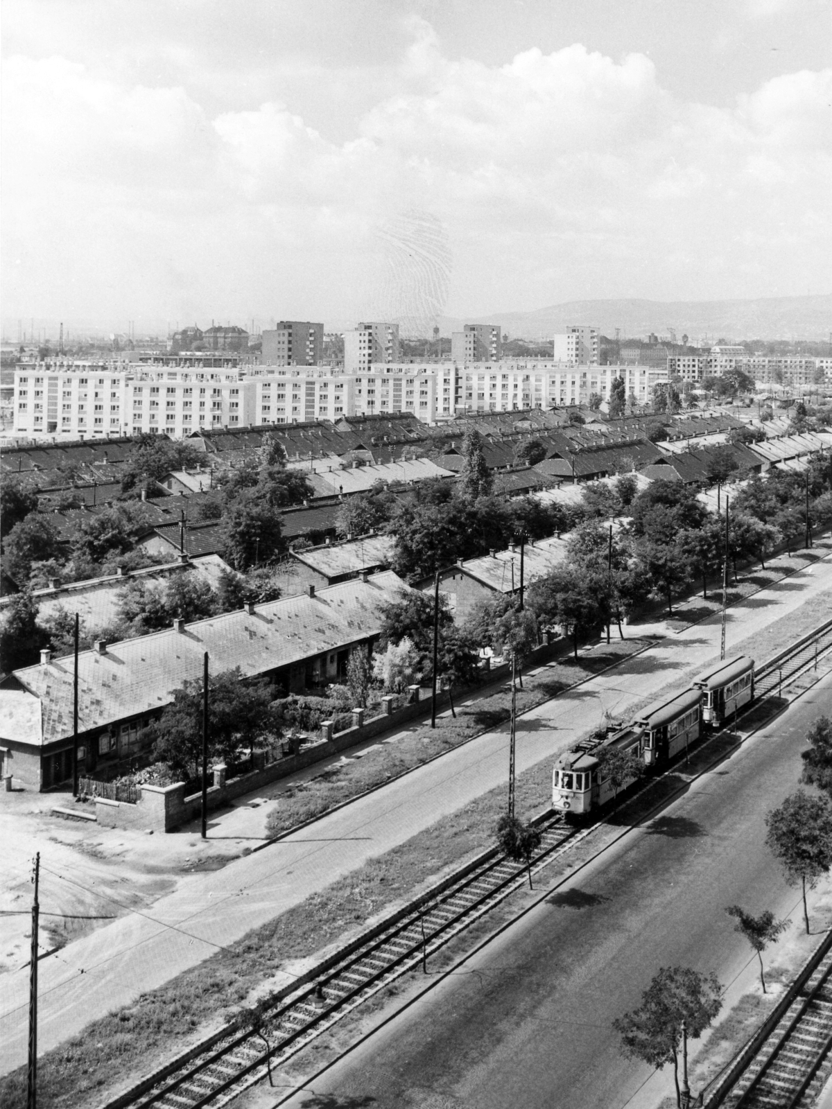 Magyarország, Budapest X.,Budapest IX., a Mária Valéria telep kislakásos telepe és a József Attila lakótelep az Üllői út felől nézve. A kép forrását kérjük így adja meg: Fortepan / Budapest Főváros Levéltára. Levéltári jelzet: HU_BFL_XV_19_c_11, 1964, Budapest Főváros Levéltára / Városrendezési és Építészeti Osztályának fényképei, A Fővárosi Tanács VB Városrendezési és Építészeti Osztályának, lakótelep, villamos, látkép, Budapest, Fortepan #103828