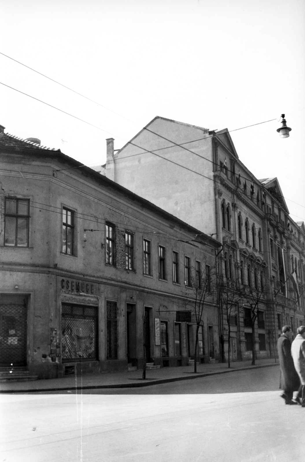 Hungary, Budapest VIII., Horváth Mihály tér, szemben a Baross utca a József körút felé nézve. Távolabb a Kerületi Tanács (később Polgármesteri Hivatal) épülete. A kép forrását kérjük így adja meg: Fortepan / Budapest Főváros Levéltára. Levéltári jelzet: HU_BFL_XV_19_c_11, 1960, Budapest Főváros Levéltára / Városrendezési és Építészeti Osztályának fényképei, A Fővárosi Tanács VB Városrendezési és Építészeti Osztályának, Budapest, Fortepan #103829