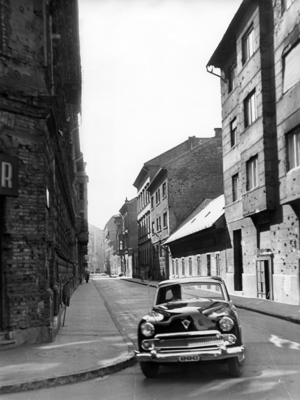 Hungary, Budapest VIII., Nap utca a Vajdahunyad utcai kereszteződéstől a József körút felé nézve. A kép forrását kérjük így adja meg: Fortepan / Budapest Főváros Levéltára. Levéltári jelzet: HU_BFL_XV_19_c_11, 1960, Budapest Főváros Levéltára / Városrendezési és Építészeti Osztályának fényképei, A Fővárosi Tanács VB Városrendezési és Építészeti Osztályának, automobile, Budapest, Fortepan #103832
