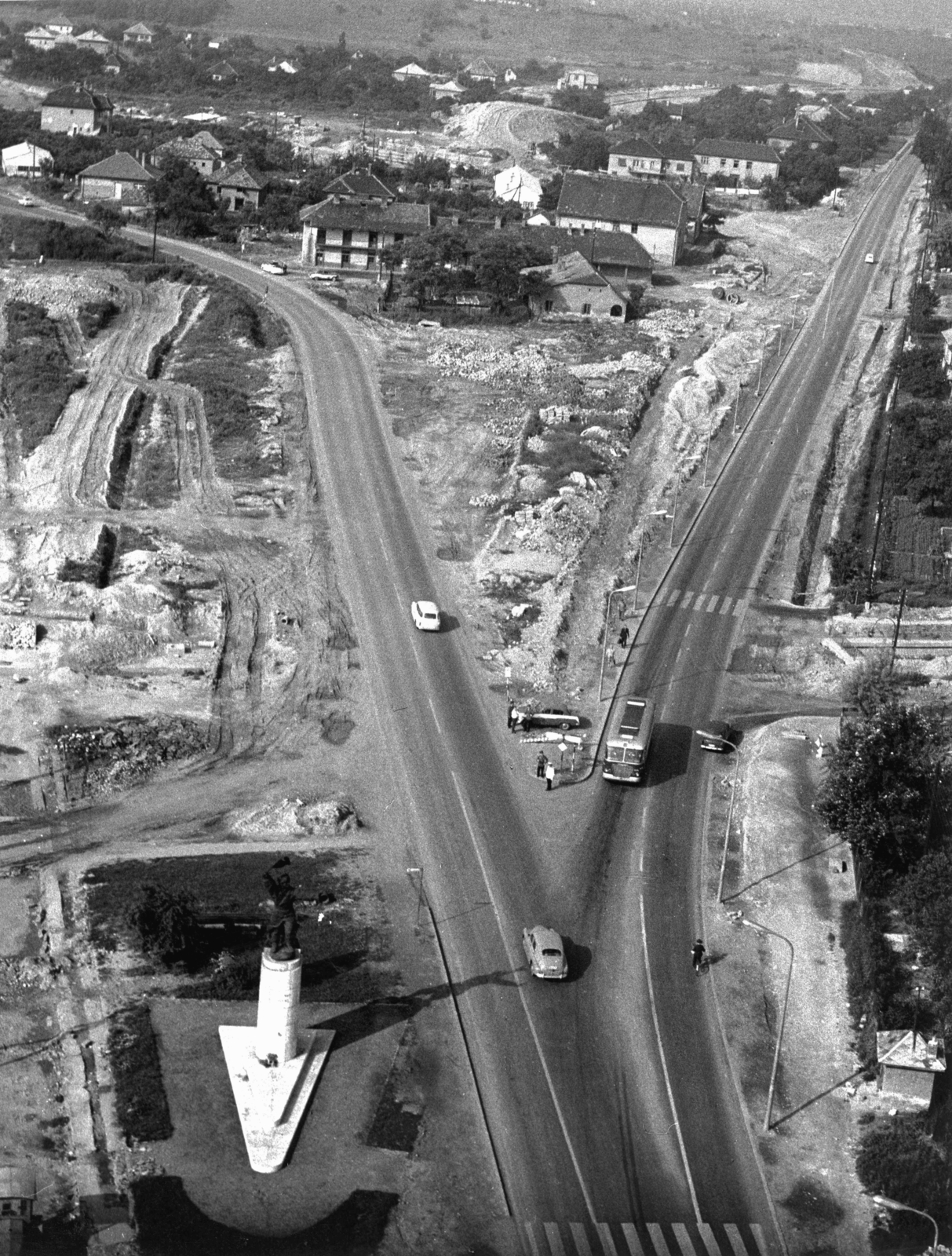 Hungary, Budapest XI., légifotó, a Balatoni út és a Budaörsi út találkozása az M1-M7 közös szakaszának építésekor. Az előtérban balra látható az Osztapenko szobor. A kép forrását kérjük így adja meg: Fortepan / Budapest Főváros Levéltára. Levéltári jelzet: HU_BFL_XV_19_c_11, 1963, Budapest Főváros Levéltára / Városrendezési és Építészeti Osztályának fényképei, A Fővárosi Tanács VB Városrendezési és Építészeti Osztályának, bus, aerial photo, construction, Ikarus-brand, cop, road construction, Ikarus 620, Budapest, roadside vehicle checks, Fortepan #103836