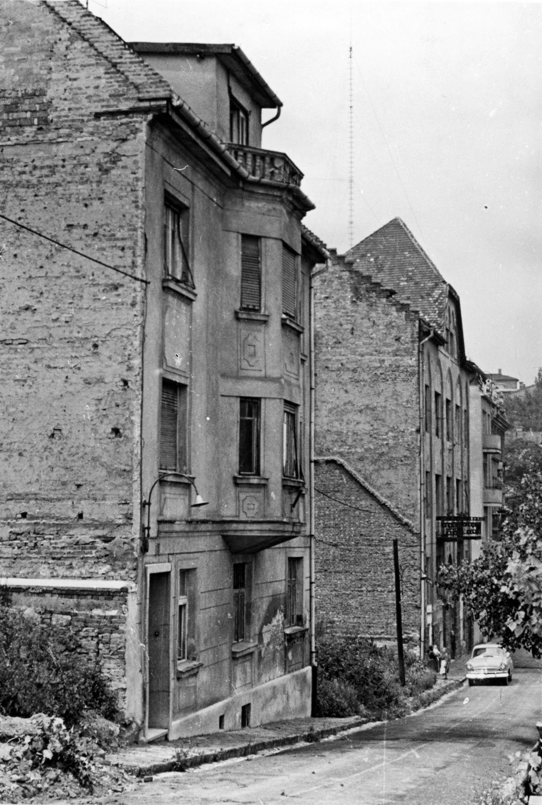 Hungary, Budapest I., Naphegy utca, előtérben a 45. számú ház. A kép forrását kérjük így adja meg: Fortepan / Budapest Főváros Levéltára. Levéltári jelzet: HU_BFL_XV_19_c_11, 1964, Budapest Főváros Levéltára / Városrendezési és Építészeti Osztályának fényképei, A Fővárosi Tanács VB Városrendezési és Építészeti Osztályának, Budapest, Fortepan #103837