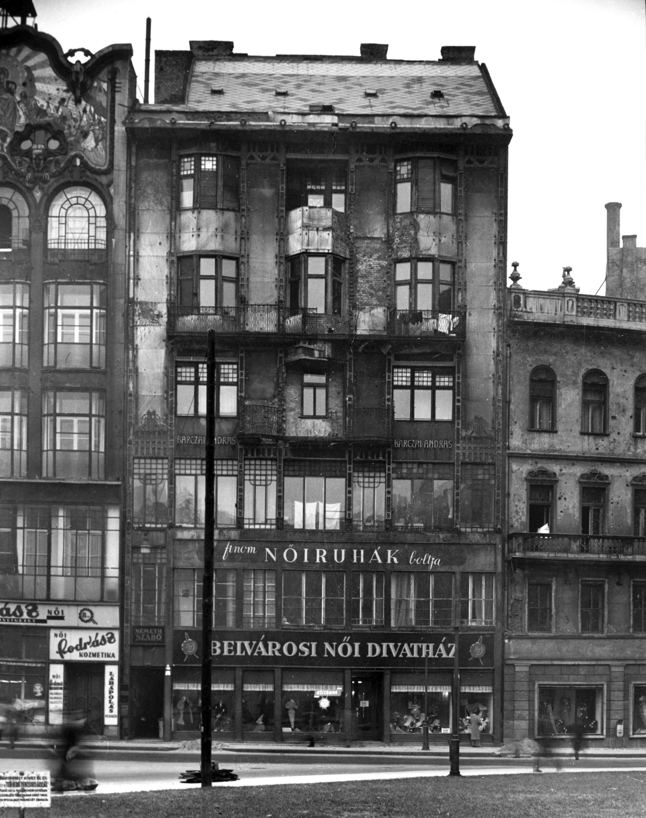 Hungary, Budapest V., Szervita (Martinelli) tér 2. A kép forrását kérjük így adja meg: Fortepan / Budapest Főváros Levéltára. Levéltári jelzet: HU_BFL_XV_19_c_11, 1958, Budapest Főváros Levéltára / Városrendezési és Építészeti Osztályának fényképei, A Fővárosi Tanács VB Városrendezési és Építészeti Osztályának, Budapest, Fashion store, Fortepan #103846