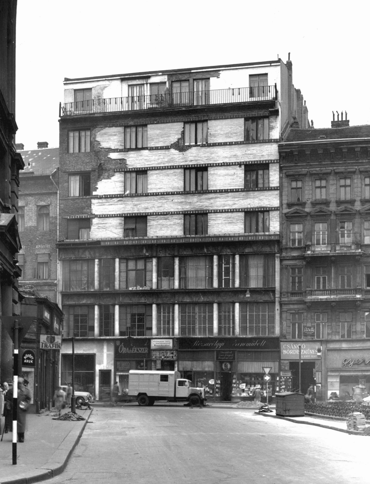 Hungary, Budapest V., Szervita (Martinelli) tér 5., Rózsavölgyi Zeneműbolt, balra a szervita templom. A kép forrását kérjük így adja meg: Fortepan / Budapest Főváros Levéltára. Levéltári jelzet: HU_BFL_XV_19_c_11 Gy, 1958, Budapest Főváros Levéltára / Városrendezési és Építészeti Osztályának fényképei, A Fővárosi Tanács VB Városrendezési és Építészeti Osztályának, clockmaker, Budapest, Fortepan #103848