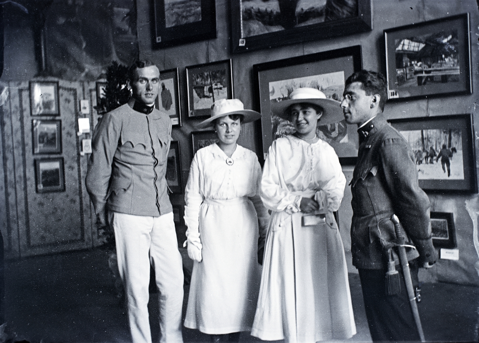 1917, Kurutz Márton, első világháború, kalap, egyenruha, udvarlás, csoportkép, nők, férfiak, kard, kiállítás, hátratett kéz, Fortepan #10385