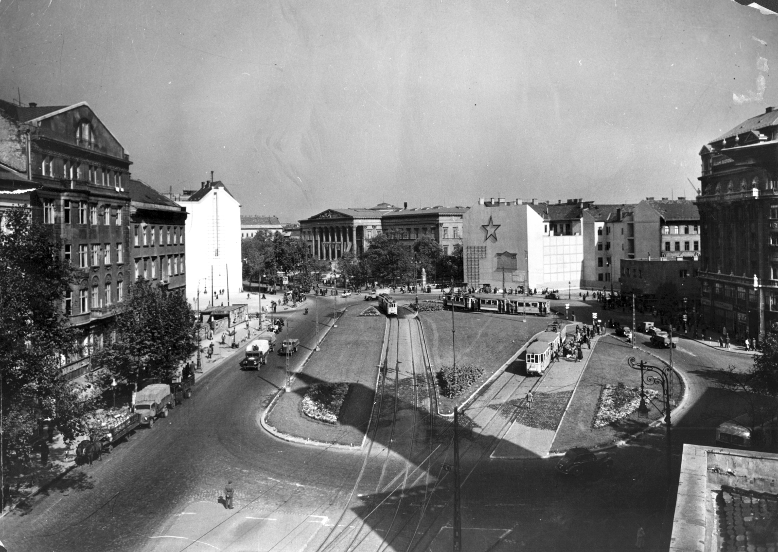 Hungary, Budapest VIII.,Budapest V.,Budapest IX., Kálvin tér a Magyar Nemzeti Múzeum felé nézve. A kép forrását kérjük így adja meg: Fortepan / Budapest Főváros Levéltára. Levéltári jelzet: HU_BFL_XV_19_c_11, 1952, Budapest Főváros Levéltára / Városrendezési és Építészeti Osztályának fényképei, A Fővárosi Tanács VB Városrendezési és Építészeti Osztályának, traffic, bus, watch, Horse-drawn carriage, commercial vehicle, street view, genre painting, cop, tram, ad pillar, lamp post, Red Star, tram stop, Budapest, Fortepan #103854