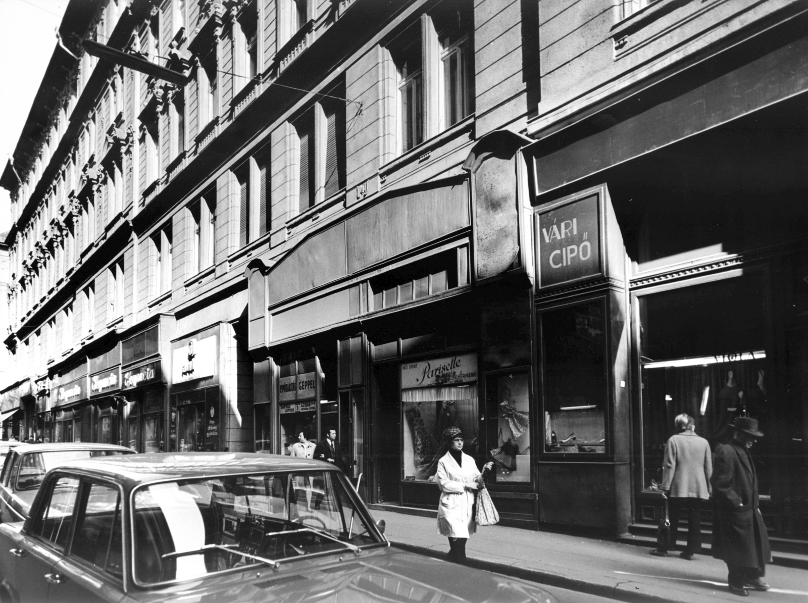 Magyarország, Budapest V., Párizsi (Párisi) utca 3. a Váci utca felől a Petőfi Sándor utca felé nézve. A kép forrását kérjük így adja meg: Fortepan / Budapest Főváros Levéltára. Levéltári jelzet: HU_BFL_XV_19_c_11, 1971, Budapest Főváros Levéltára / Városrendezési és Építészeti Osztályának fényképei, A Fővárosi Tanács VB Városrendezési és Építészeti Osztályának, üzletportál, cipőbolt, Budapest, Fortepan #103855