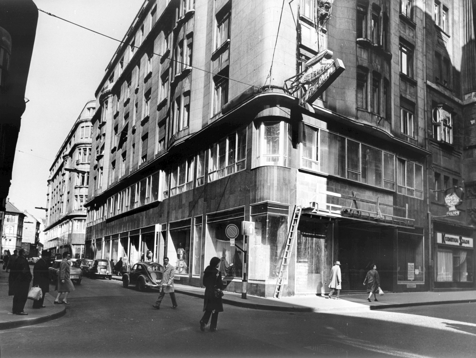 Hungary, Budapest V., Petőfi Sándor utca - Pilvax köz sarok. A kép forrását kérjük így adja meg: Fortepan / Budapest Főváros Levéltára. Levéltári jelzet: HU_BFL_XV_19_c_11, 1971, Budapest Főváros Levéltára / Városrendezési és Építészeti Osztályának fényképei, A Fővárosi Tanács VB Városrendezési és Építészeti Osztályának, ladder, store display, Volkswagen Beetle, cornerhouse, Budapest, Fortepan #103858