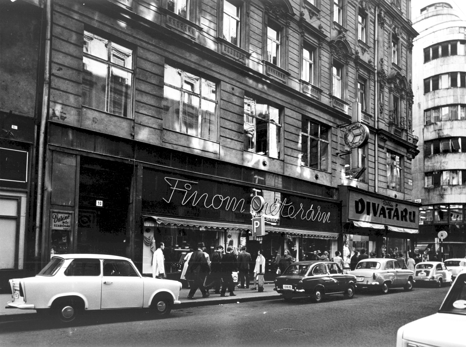 Hungary, Budapest V., Petőfi Sándor utca 10., Párizsi utca sarok. A kép forrását kérjük így adja meg: Fortepan / Budapest Főváros Levéltára. Levéltári jelzet: HU_BFL_XV_19_c_11, 1971, Budapest Főváros Levéltára / Városrendezési és Építészeti Osztályának fényképei, A Fővárosi Tanács VB Városrendezési és Építészeti Osztályának, Trabant-brand, store display, automobile, neon sign, Budapest, Fashion store, Fortepan #103859