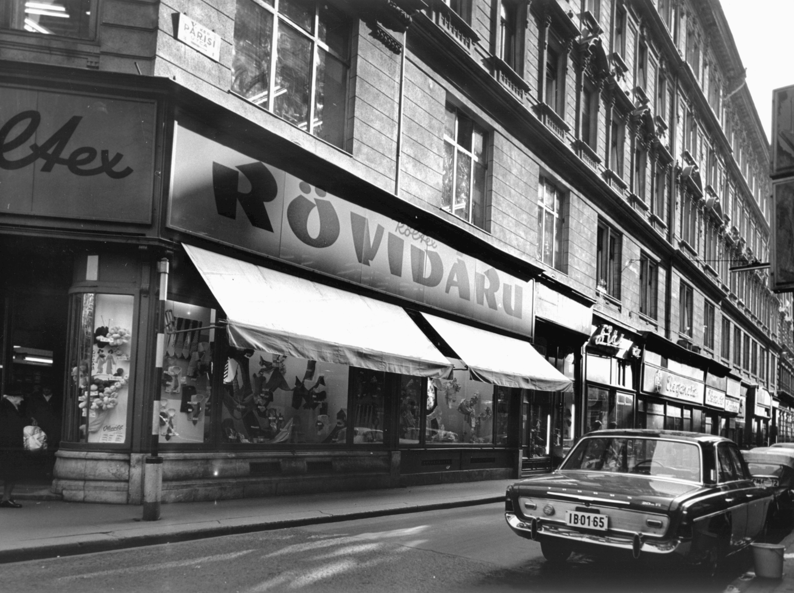 Hungary, Budapest V., Párizsi utca a Petőfi Sándor utcától a Váci utca felé nézve. A kép forrását kérjük így adja meg: Fortepan / Budapest Főváros Levéltára. Levéltári jelzet: HU_BFL_XV_19_c_11, 1971, Budapest Főváros Levéltára / Városrendezési és Építészeti Osztályának fényképei, A Fővárosi Tanács VB Városrendezési és Építészeti Osztályának, Show window, store display, automobile, number plate, Röltex-brand, Budapest, awning, Fortepan #103862