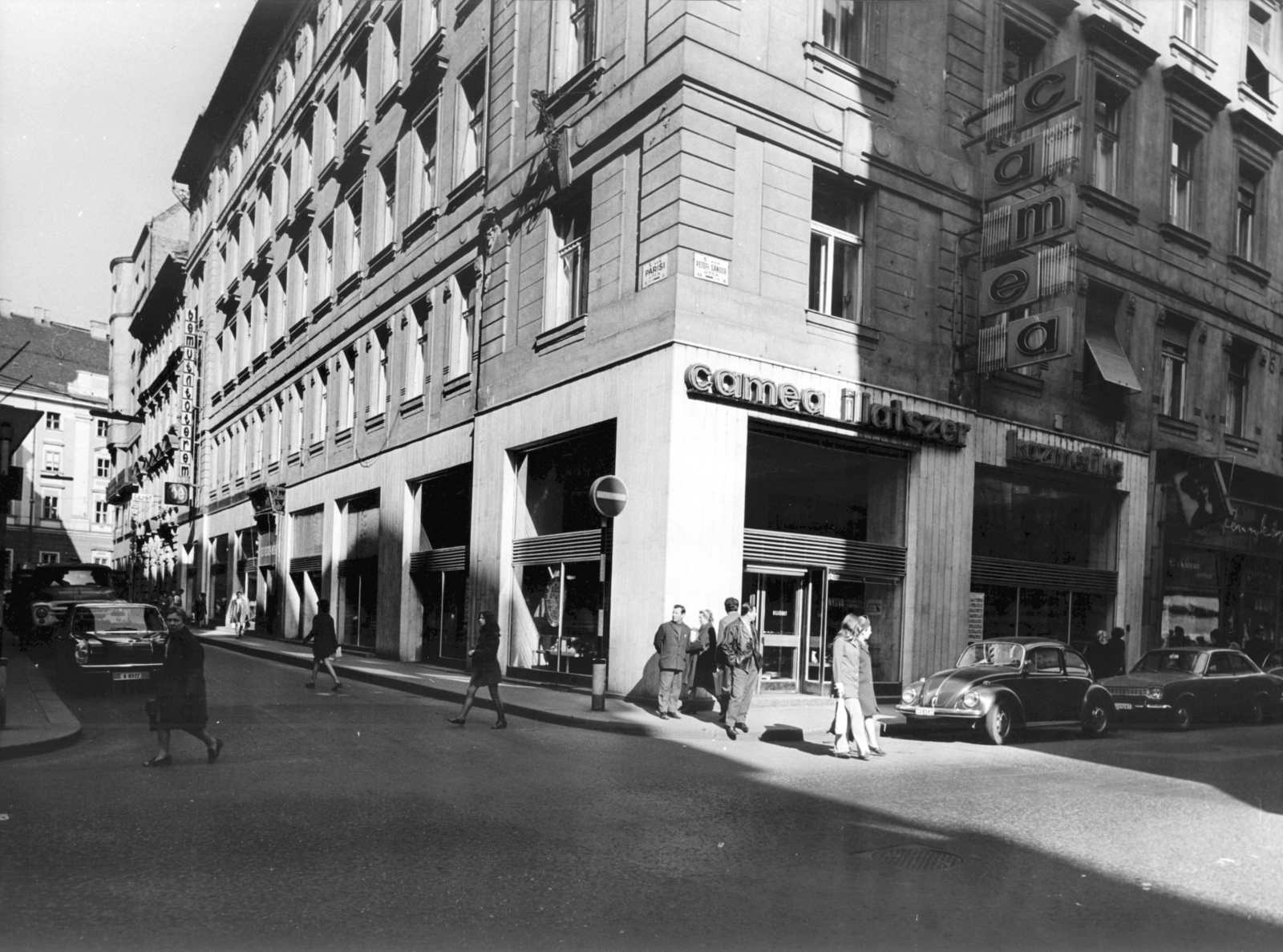 Hungary, Budapest V., Petőfi Sándor utca - Párizsi utca sarok. A kép forrását kérjük így adja meg: Fortepan / Budapest Főváros Levéltára. Levéltári jelzet: HU_BFL_XV_19_c_11, 1971, Budapest Főváros Levéltára / Városrendezési és Építészeti Osztályának fényképei, A Fővárosi Tanács VB Városrendezési és Építészeti Osztályának, Mercedes-brand, store display, Volkswagen Beetle, cornerhouse, neon sign, Budapest, Fortepan #103863
