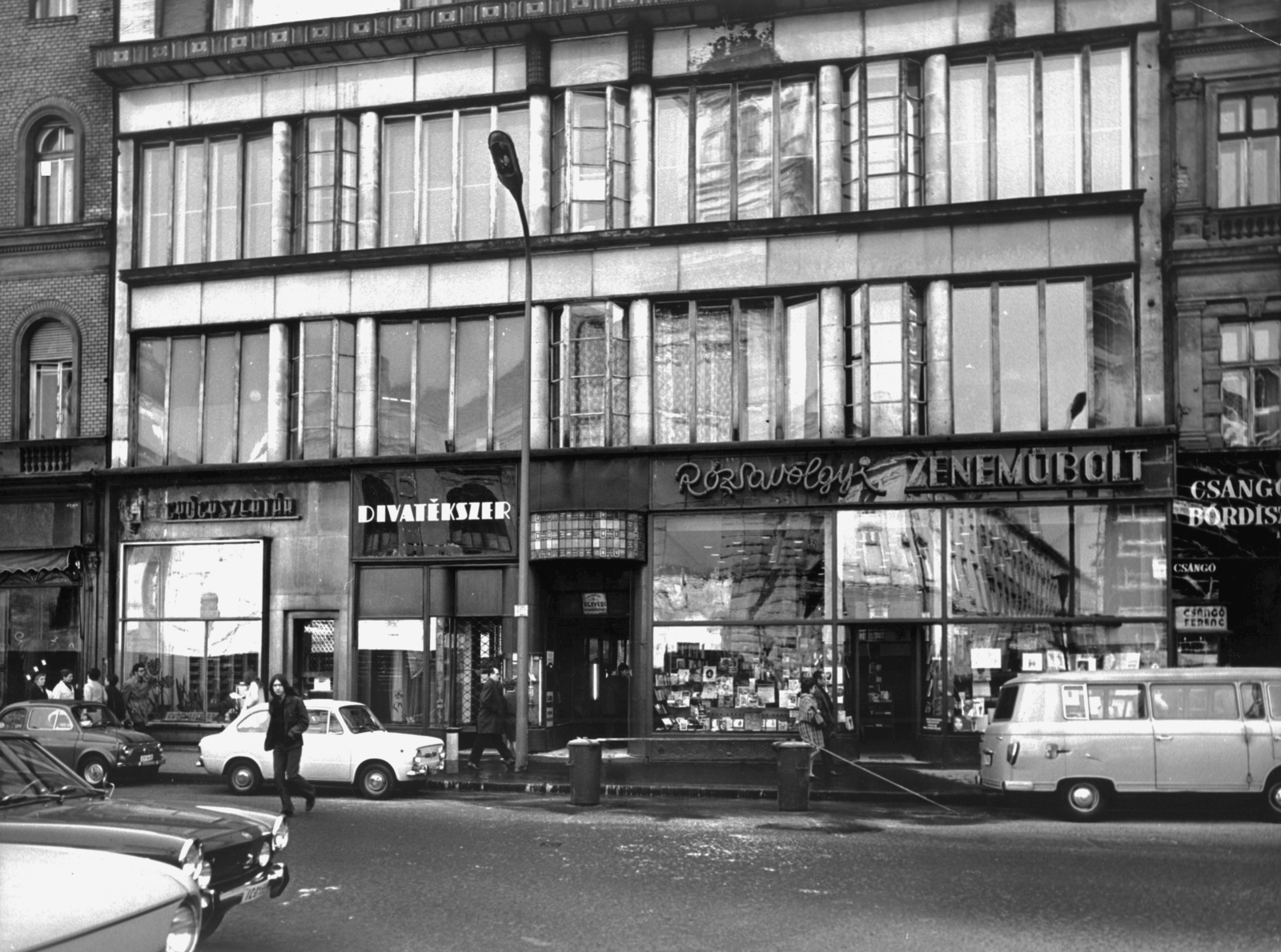 Magyarország, Budapest V., Szervita (Martinelli) tér 5., Rózsavölgyi Zeneműbolt. A kép forrását kérjük így adja meg: Fortepan / Budapest Főváros Levéltára. Levéltári jelzet: HU_BFL_XV_19_c_11, 1971, Budapest Főváros Levéltára / Városrendezési és Építészeti Osztályának fényképei, A Fővárosi Tanács VB Városrendezési és Építészeti Osztályának, kirakat, gyógyszertár, üzletportál, kuka, automobil, Fiat 850, óra-ékszer, neon felirat, Budapest, Rózsavölgyi Zeneműbolt, Fiat 850 Coupé, Fortepan #103865