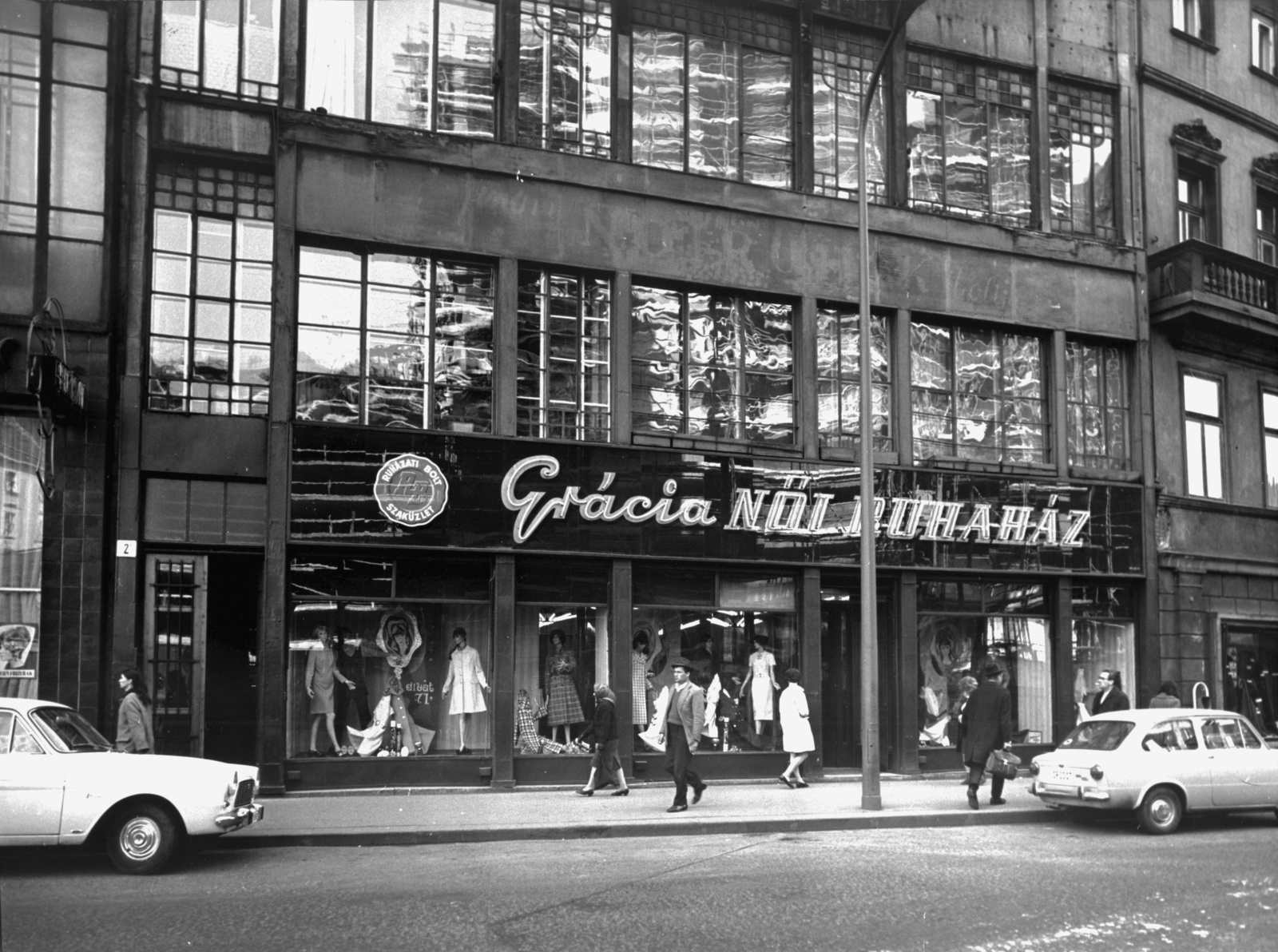 Hungary, Budapest V., Szervita (Martinelli) tér 2. A kép forrását kérjük így adja meg: Fortepan / Budapest Főváros Levéltára. Levéltári jelzet: HU_BFL_XV_19_c_11, 1971, Budapest Főváros Levéltára / Városrendezési és Építészeti Osztályának fényképei, A Fővárosi Tanács VB Városrendezési és Építészeti Osztályának, Show window, store display, automobile, clothing store, neon sign, Budapest, mannequin, Fortepan #103869