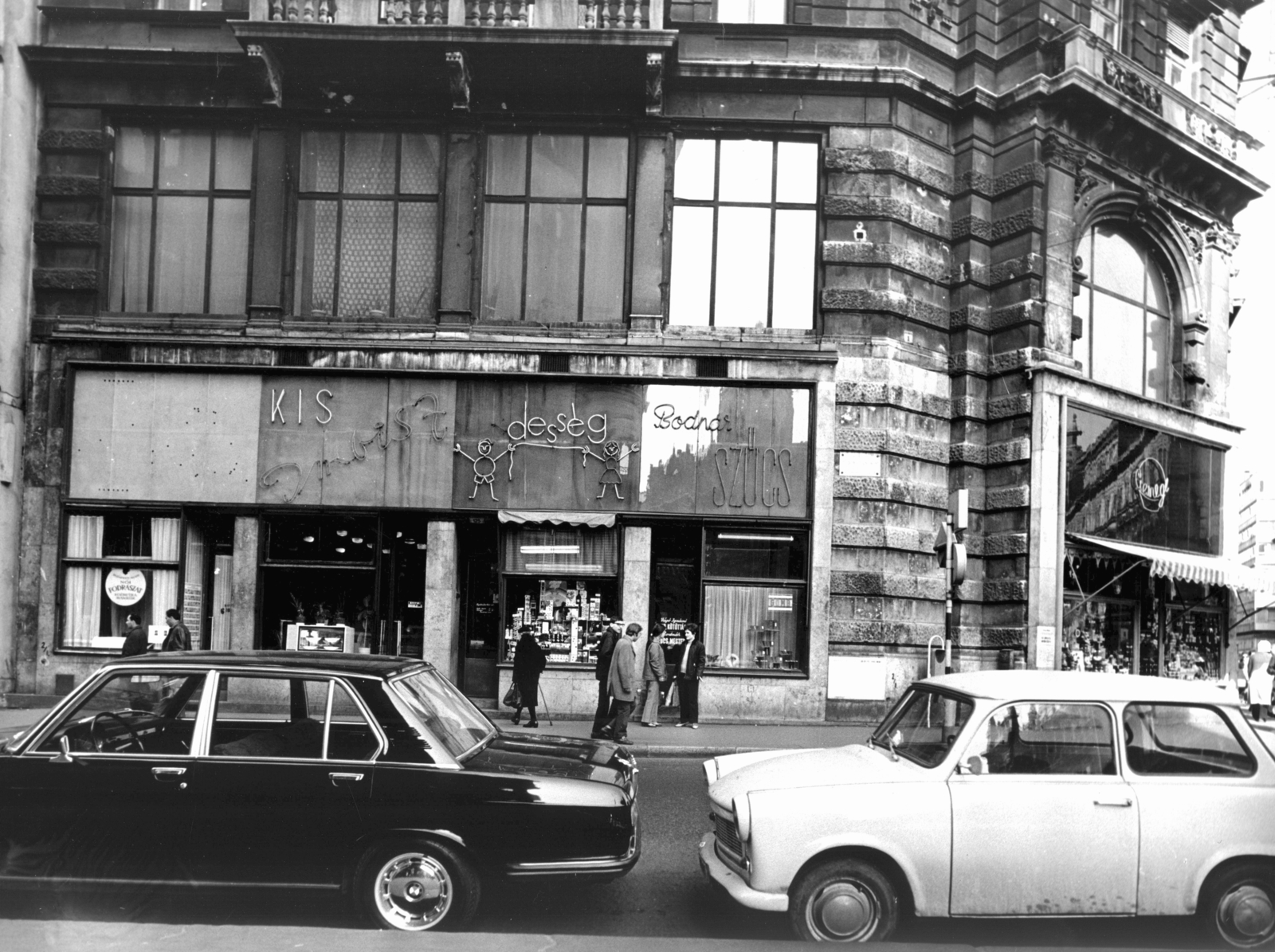 Hungary, Budapest V., Petőfi Sándor utca 1., Kossuth Lajos utca sarok. A kép forrását kérjük így adja meg: Fortepan / Budapest Főváros Levéltára. Levéltári jelzet: HU_BFL_XV_19_c_11, 1971, Budapest Főváros Levéltára / Városrendezési és Építészeti Osztályának fényképei, A Fővárosi Tanács VB Városrendezési és Építészeti Osztályának, BMW-brand, store display, automobile, Csemege enterprise, neon sign, Budapest, Fortepan #103875