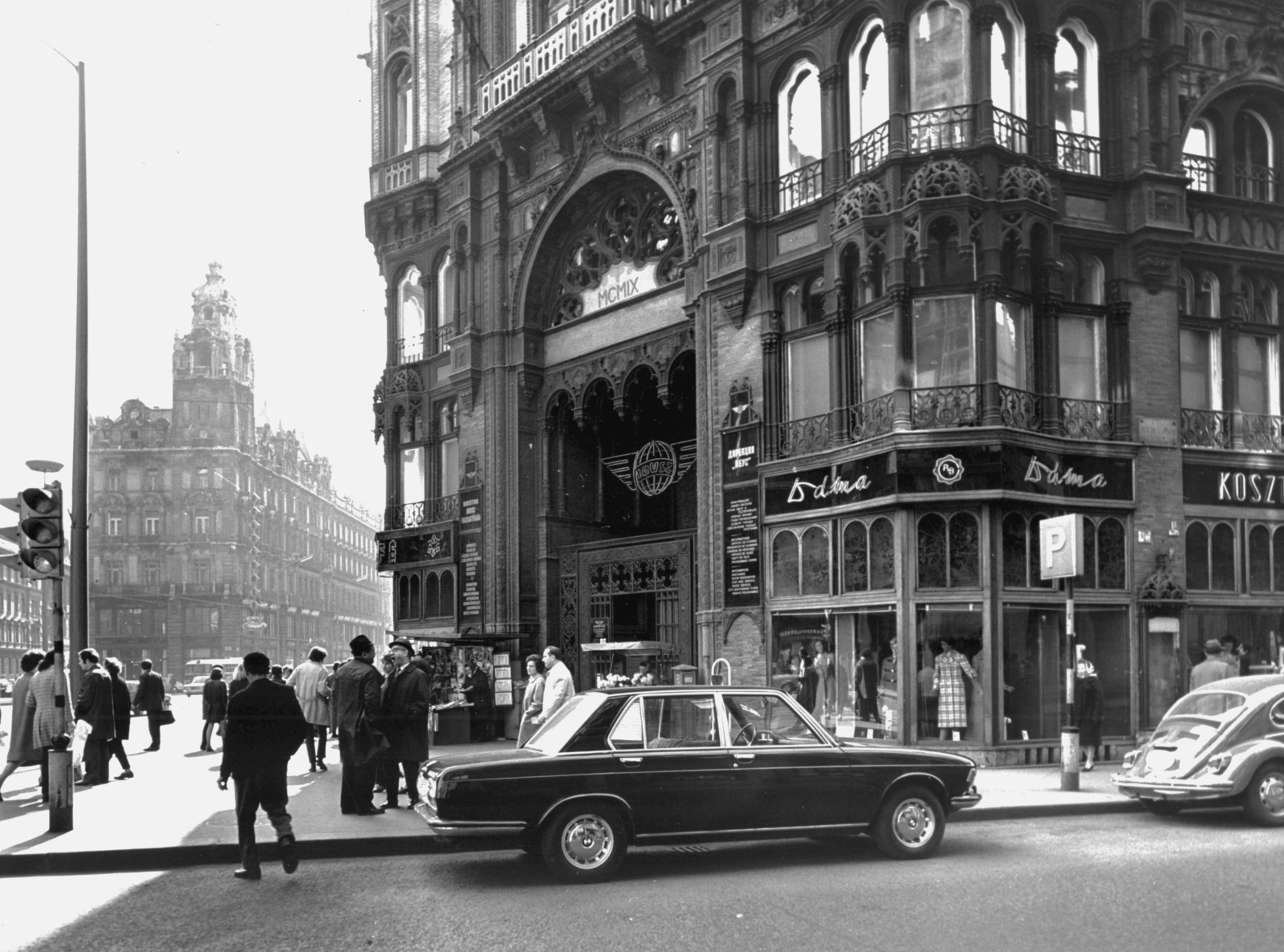 Hungary, Budapest V., Petőfi Sándor utca - Ferenciek tere (Felszabadulás tér) sarok, a Párizsi udvar épülete. A kép forrását kérjük így adja meg: Fortepan / Budapest Főváros Levéltára. Levéltári jelzet: HU_BFL_XV_19_c_11, 1971, Budapest Főváros Levéltára / Városrendezési és Építészeti Osztályának fényképei, A Fővárosi Tanács VB Városrendezési és Építészeti Osztályának, Show window, BMW-brand, Flóris Korb-design, Kálmán Giergl-design, palace, public building, automobile, neon sign, eclectic architecture, Budapest, mannequin, Henrik Schmahl-design, Fortepan #103882