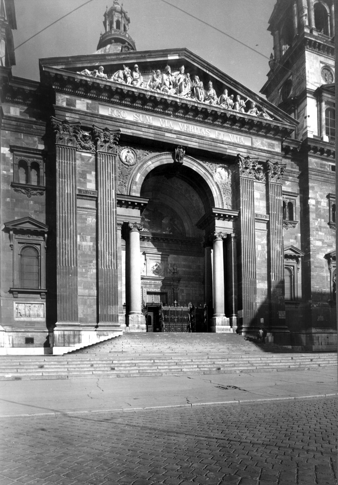 Hungary, Budapest V., Szent István tér, a Szent István-bazilika főbejárata. A kép forrását kérjük így adja meg: Fortepan / Budapest Főváros Levéltára. Levéltári jelzet: HU_BFL_XV_19_c_11, 1963, Budapest Főváros Levéltára / Városrendezési és Építészeti Osztályának fényképei, A Fővárosi Tanács VB Városrendezési és Építészeti Osztályának, basilica, Renaissance Revival, Miklós Ybl-design, Catholic Church, József Hild-design, Budapest, Fortepan #103885