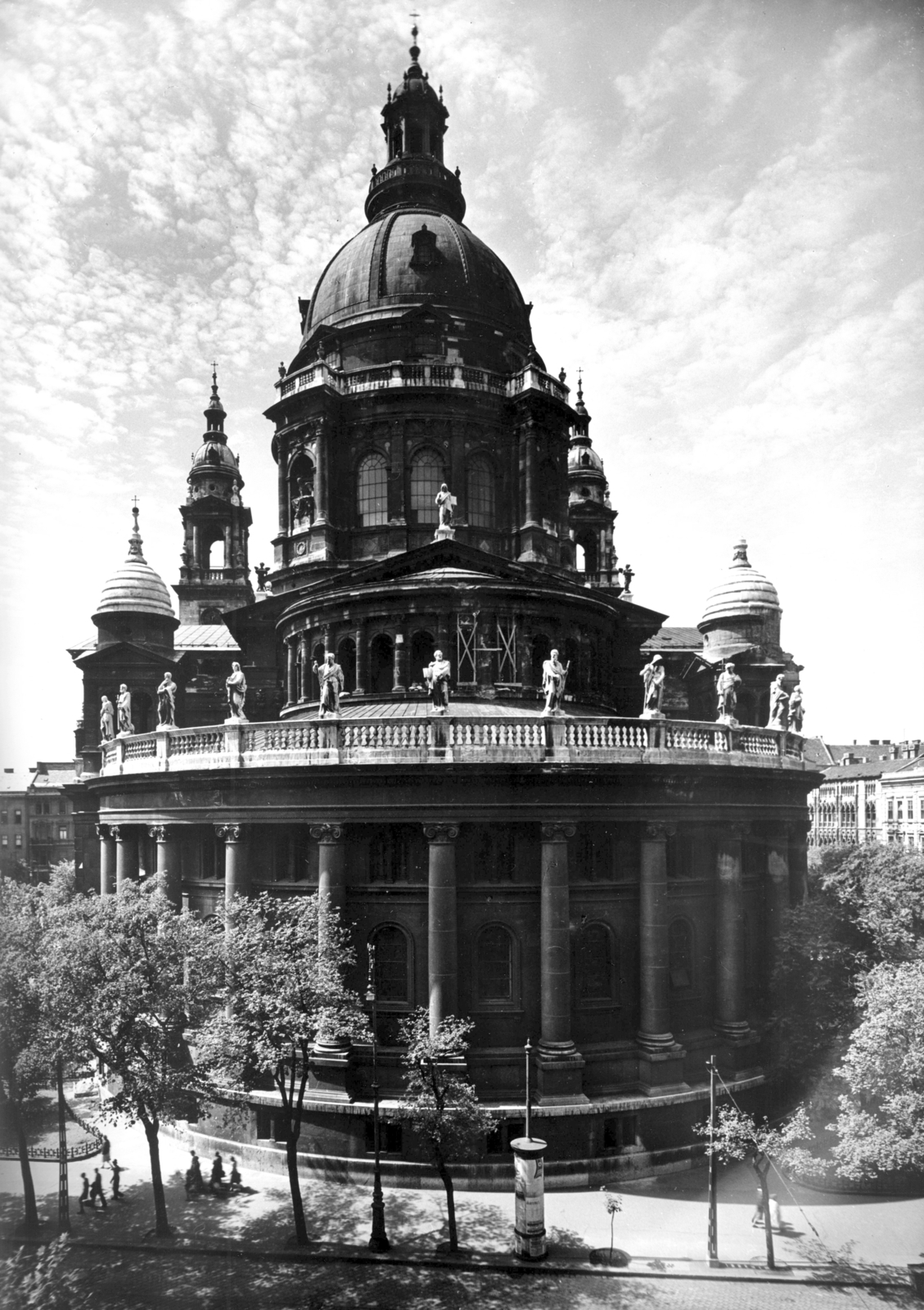 Hungary, Budapest V., Szent István-bazilika a Bajcsy-Zsilinszky út felől. A kép forrását kérjük így adja meg: Fortepan / Budapest Főváros Levéltára. Levéltári jelzet: HU_BFL_XV_19_c_11, 1963, Budapest Főváros Levéltára / Városrendezési és Építészeti Osztályának fényképei, A Fővárosi Tanács VB Városrendezési és Építészeti Osztályának, basilica, Renaissance Revival, Miklós Ybl-design, Catholic Church, József Hild-design, Budapest, Fortepan #103886