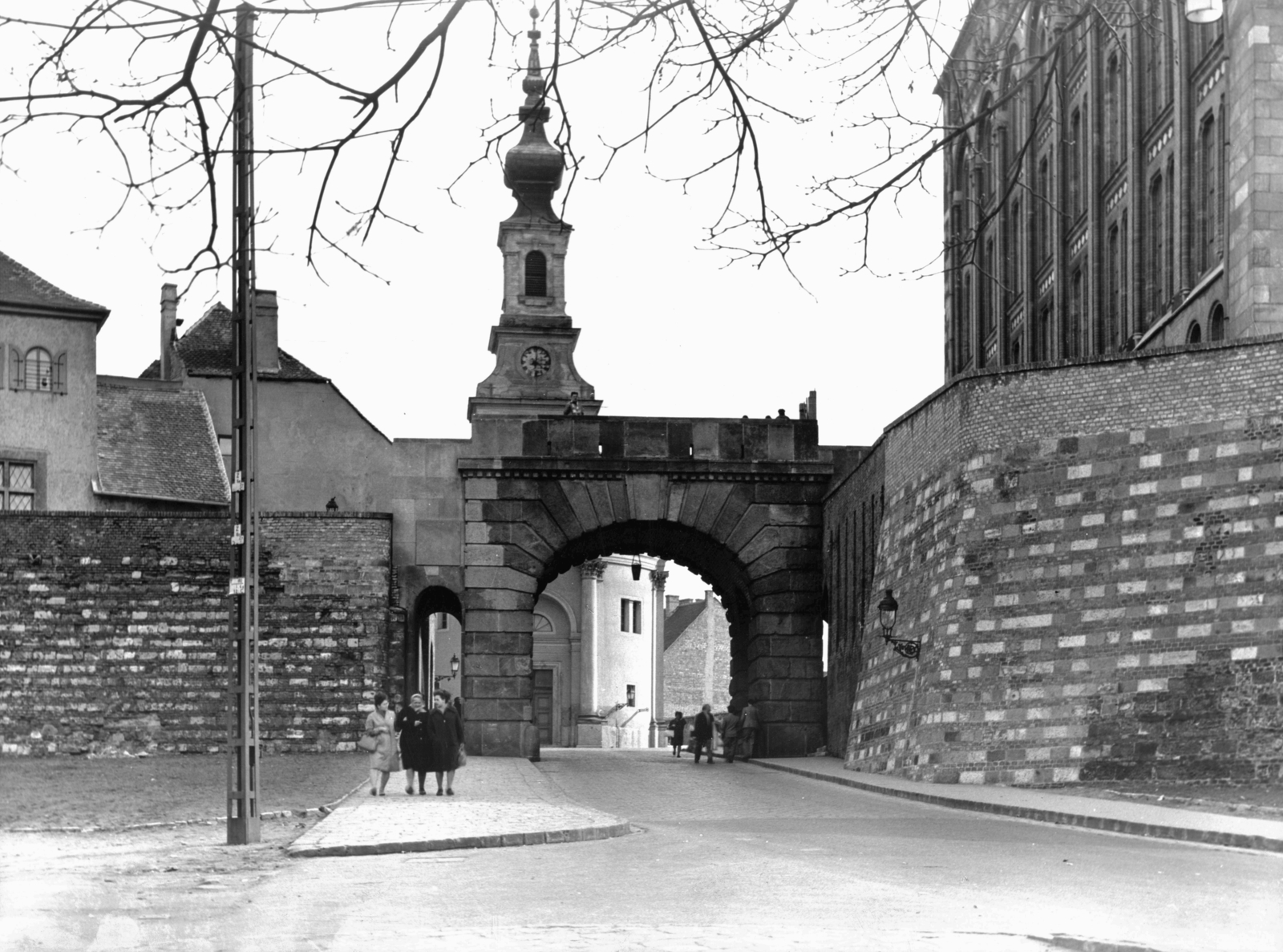 Magyarország, budai Vár, Budapest I., Bécsi kapu az Ostrom utca felől, jobbra a Magyar Országos Levéltár épülete. Háttérben a Budavári Evangélikus templom. A kép forrását kérjük így adja meg: Fortepan / Budapest Főváros Levéltára. Levéltári jelzet: HU_BFL_XV_19_c_11, 1963, Budapest Főváros Levéltára / Városrendezési és Építészeti Osztályának fényképei, A Fővárosi Tanács VB Városrendezési és Építészeti Osztályának, templom, torony, eklektikus építészet, Budapest, Kallina Mór-terv, neobarokk stílus, Fortepan #103888