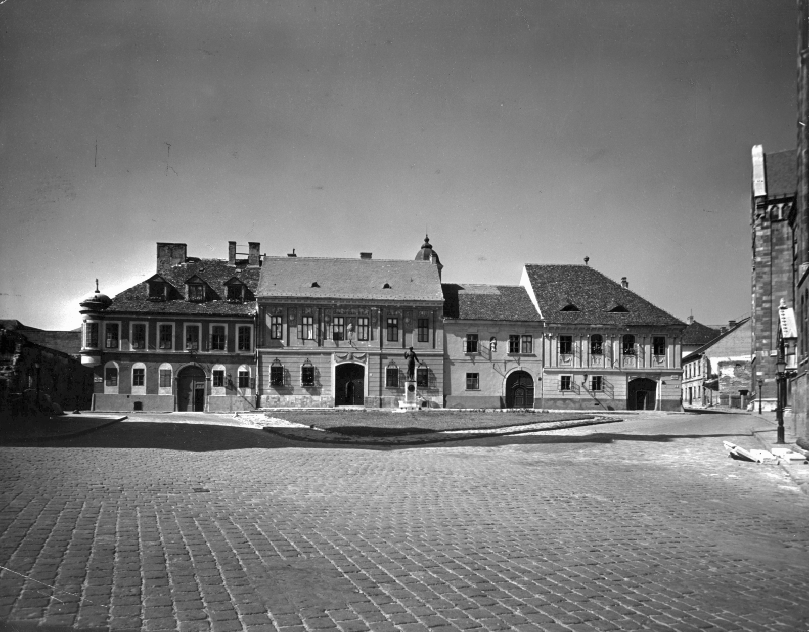 Magyarország, budai Vár, Budapest I., Bécsi kapu tér, középen a Kazinczy-emlékkút (Pásztor János, 1936.). A kép forrását kérjük így adja meg: Fortepan / Budapest Főváros Levéltára. Levéltári jelzet: HU_BFL_XV_19_c_11, 1954, Budapest Főváros Levéltára / Városrendezési és Építészeti Osztályának fényképei, A Fővárosi Tanács VB Városrendezési és Építészeti Osztályának, Budapest, Fortepan #103890