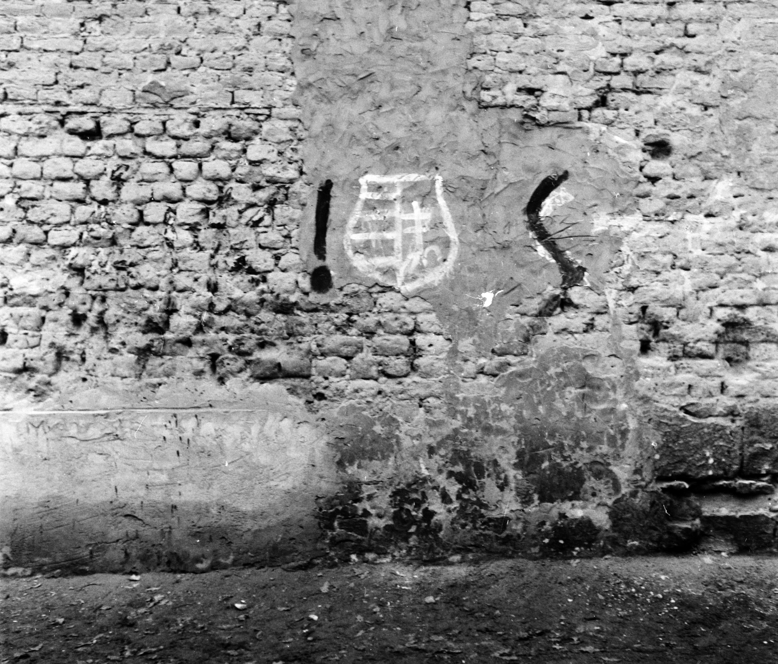 Hungary, Budapest VIII., Mátyás tér 11. tűzfala. A kép forrását kérjük így adja meg: Fortepan / Budapest Főváros Levéltára. Levéltári jelzet: HU.BFL.XV.19.c.10, 1956, Budapest Főváros Levéltára / BRFK helyszínelési fényképei, BRFK Hivatala Bűnügyi Technikai Osztály, label, Kossuth coat of arms, Budapest, Effects of the 1956 Revolution, wall, Fortepan #103903