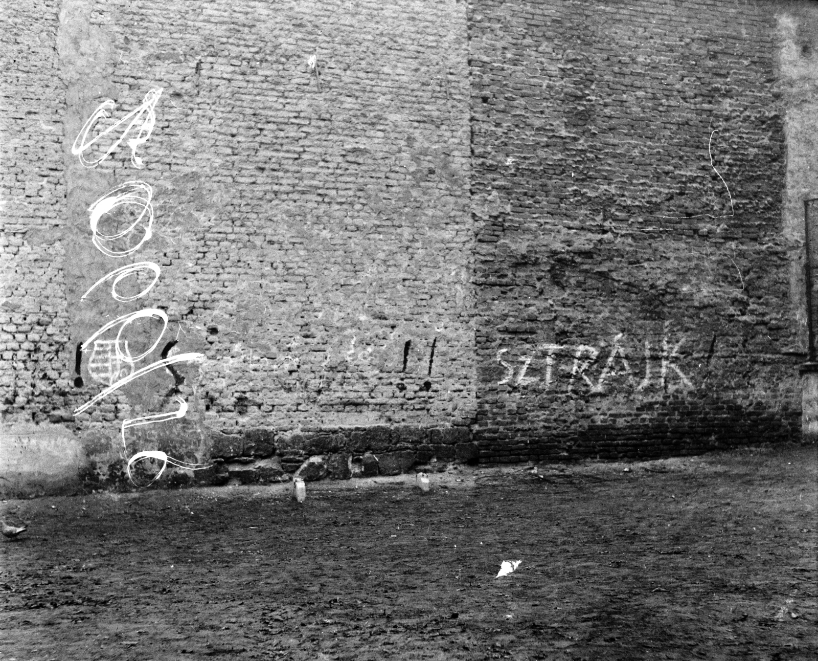 Hungary, Budapest VIII., Mátyás tér 11. tűzfala. A kép forrását kérjük így adja meg: Fortepan / Budapest Főváros Levéltára. Levéltári jelzet: HU.BFL.XV.19.c.10, 1957, Budapest Főváros Levéltára / BRFK helyszínelési fényképei, BRFK Hivatala Bűnügyi Technikai Osztály, crest, strike, Kossuth coat of arms, Budapest, Effects of the 1956 Revolution, Fortepan #103904