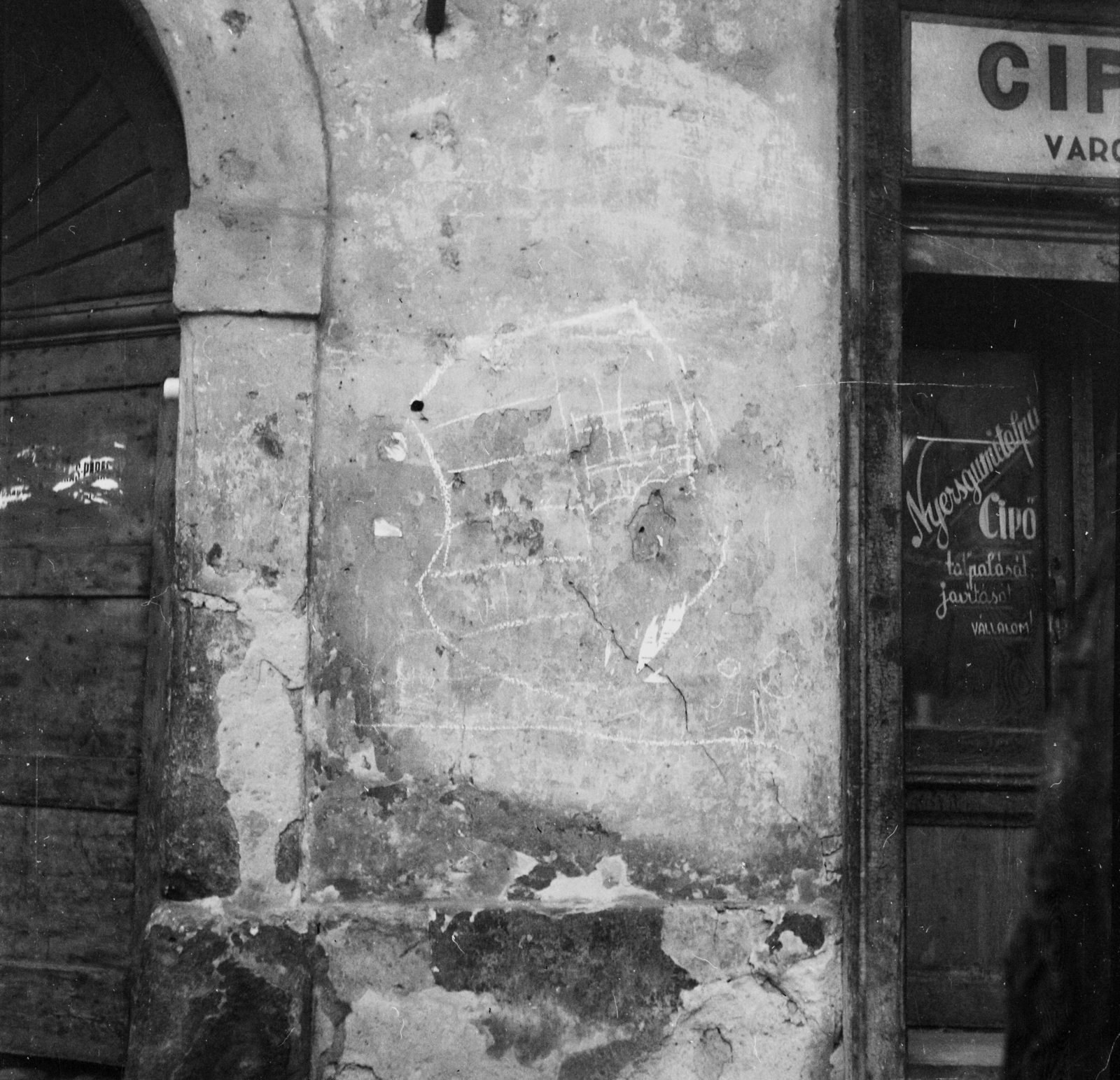 Hungary, Budapest VIII., A kép forrását kérjük így adja meg: Fortepan / Budapest Főváros Levéltára. Levéltári jelzet: HU.BFL.XV.19.c.10, 1957, Budapest Főváros Levéltára / BRFK helyszínelési fényképei, BRFK Hivatala Bűnügyi Technikai Osztály, crest, Kossuth coat of arms, Budapest, Effects of the 1956 Revolution, Fortepan #103905