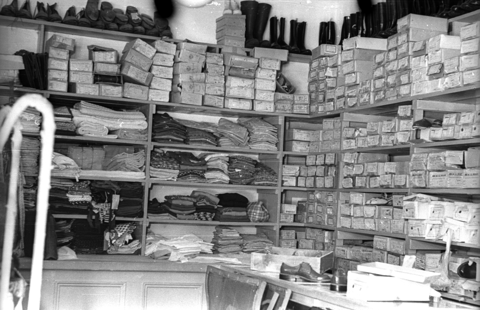 Hungary, A kép forrását kérjük így adja meg: Fortepan / Budapest Főváros Levéltára. Levéltári jelzet: HU.BFL.XV.19.c.10, 1956, Budapest Főváros Levéltára / BRFK helyszínelési fényképei, BRFK Hivatala Bűnügyi Technikai Osztály, shoe, display, shelf, dress, burglary, box, hardware store, Fortepan #103909