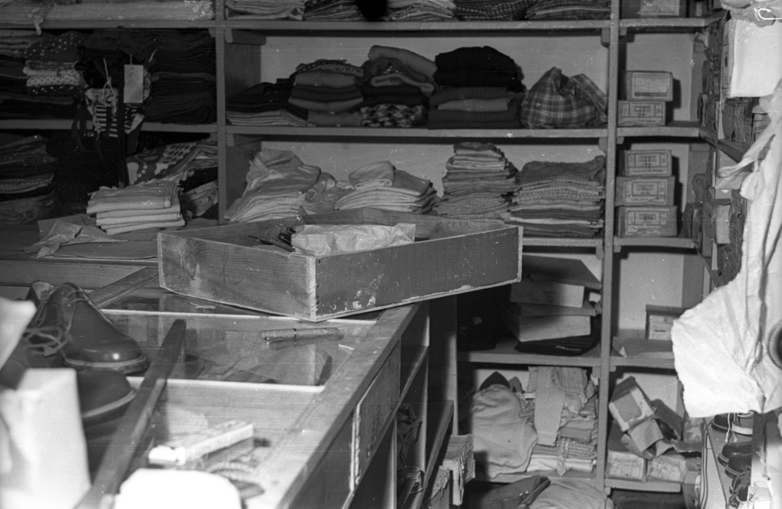 Hungary, A kép forrását kérjük így adja meg: Fortepan / Budapest Főváros Levéltára. Levéltári jelzet: HU.BFL.XV.19.c.10, 1956, Budapest Főváros Levéltára / BRFK helyszínelési fényképei, BRFK Hivatala Bűnügyi Technikai Osztály, shoe, display, shelf, counter, metric gauge, drawer, dress, burglary, box, hardware store, Fortepan #103912