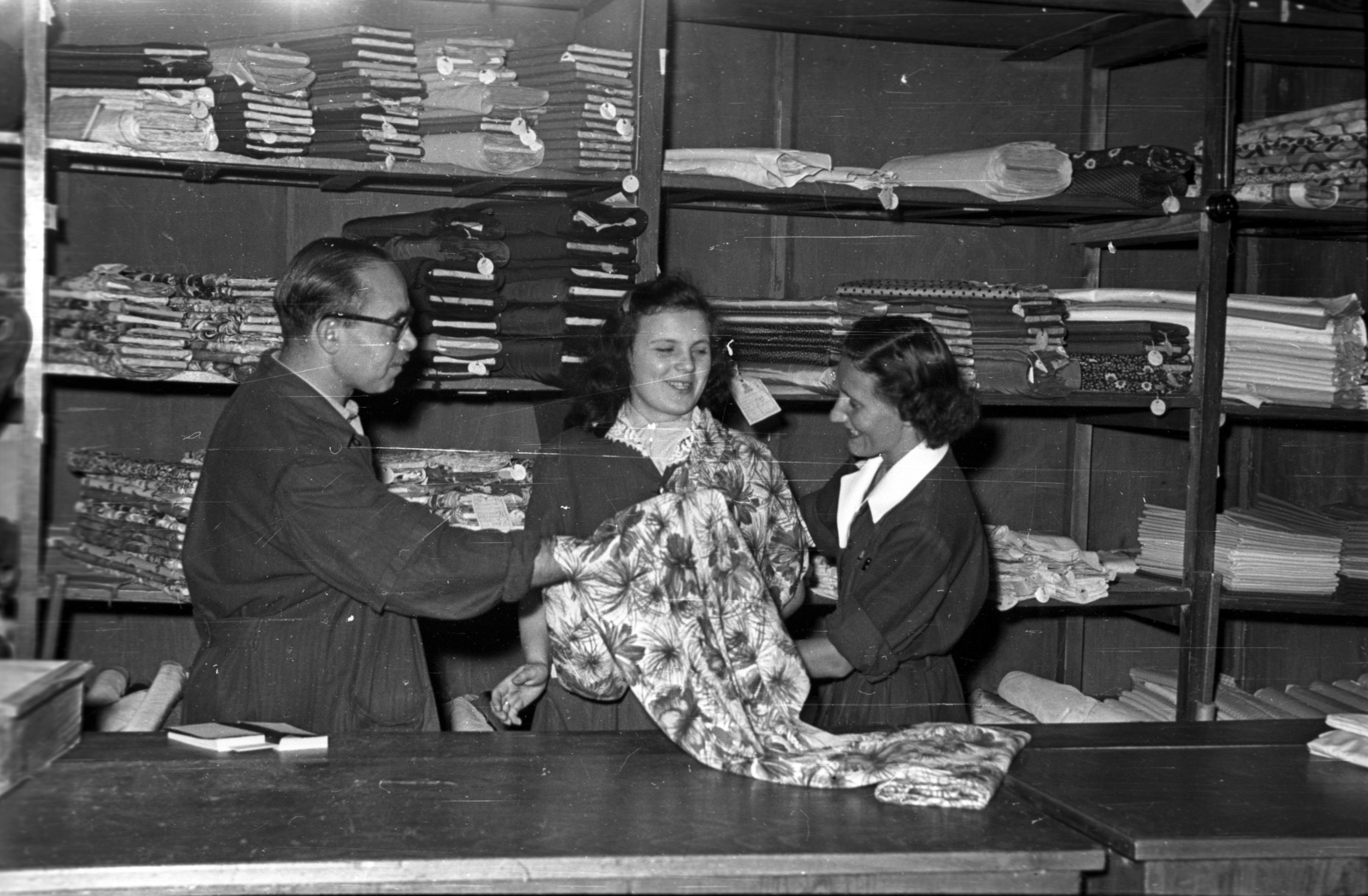 Hungary, A kép forrását kérjük így adja meg: Fortepan / Budapest Főváros Levéltára. Levéltári jelzet: HU.BFL.XV.19.c.10, 1956, Budapest Főváros Levéltára / BRFK helyszínelési fényképei, BRFK Hivatala Bűnügyi Technikai Osztály, display, shelf, counter, seller, haberdashery, fabrics, shop interior, receipt, Fortepan #103916
