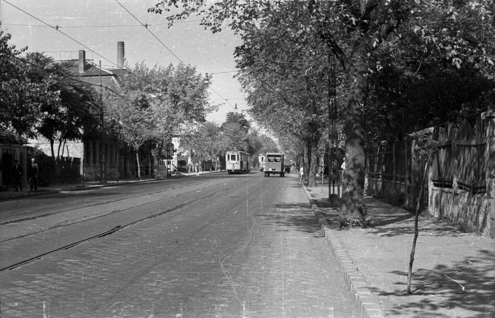 Hungary, Budapest XIV., Erzsébet királyné útja. A kép forrását kérjük így adja meg: Fortepan / Budapest Főváros Levéltára. Levéltári jelzet: HU.BFL.XV.19.c.10, 1956, Budapest Főváros Levéltára / BRFK helyszínelési fényképei, BRFK Hivatala Bűnügyi Technikai Osztály, street view, tram, cobblestones, rails, catenary wire, Budapest, Fortepan #103927