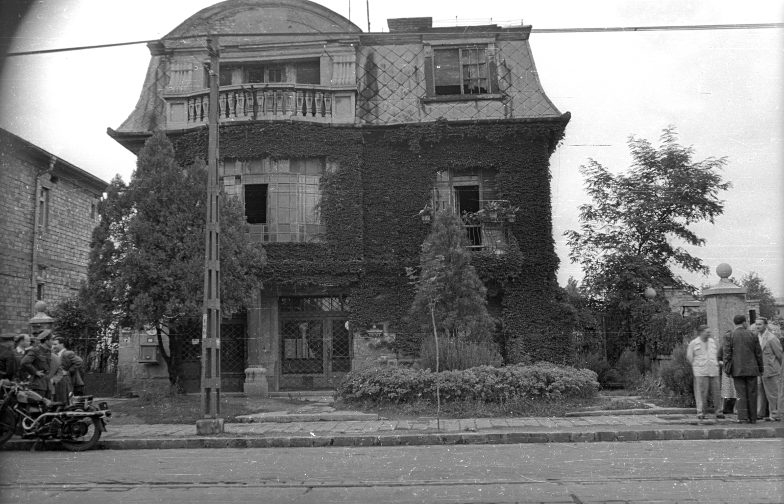 Magyarország, Budapest XIV., Erzsébet királyné útja 98/a, postahivatal. A kép forrását kérjük így adja meg: Fortepan / Budapest Főváros Levéltára. Levéltári jelzet: HU.BFL.XV.19.c.10, 1956, Budapest Főváros Levéltára / BRFK helyszínelési fényképei, BRFK Hivatala Bűnügyi Technikai Osztály, motorkerékpár, életkép, rendőr, postaláda, posta, repkény, Budapest, Fortepan #103930