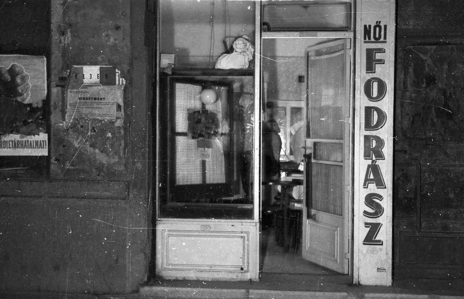 Magyarország, A kép forrását kérjük így adja meg: Fortepan / Budapest Főváros Levéltára. Levéltári jelzet: HU.BFL.XV.19.c.10, 1957, Budapest Főváros Levéltára / BRFK helyszínelési fényképei, BRFK Hivatala Bűnügyi Technikai Osztály, fodrászat, betörés, Fortepan #103933