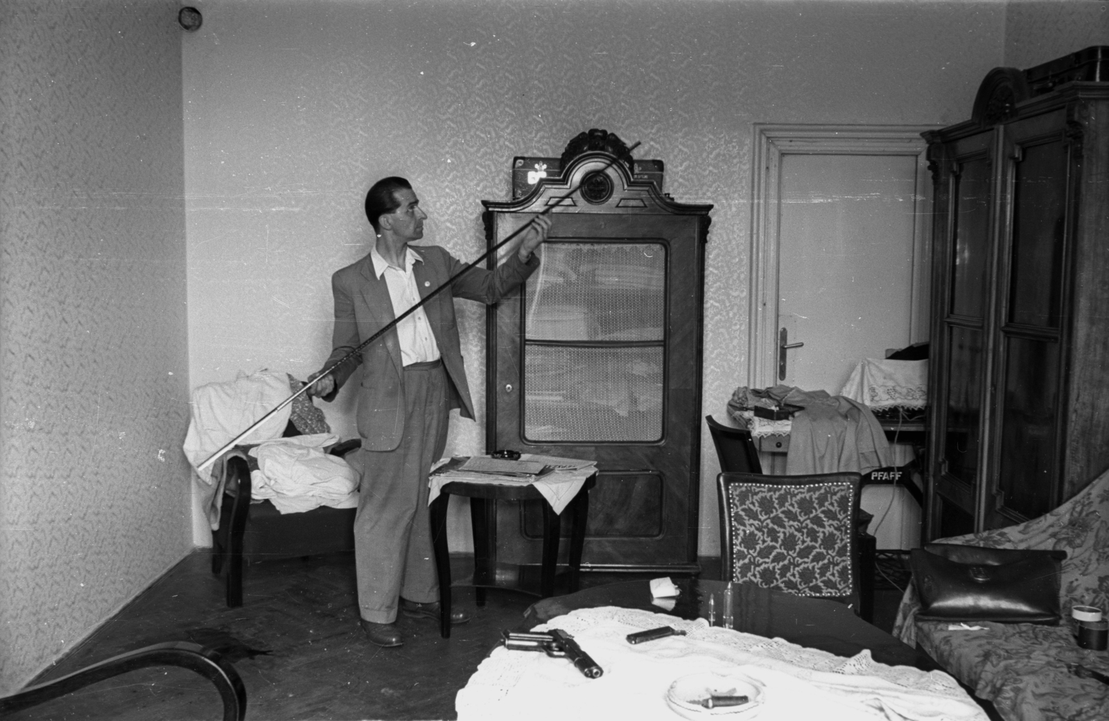 Hungary, A kép forrását kérjük így adja meg: Fortepan / Budapest Főváros Levéltára. Levéltári jelzet: HU.BFL.XV.19.c.10, 1957, Budapest Főváros Levéltára / BRFK helyszínelési fényképei, BRFK Hivatala Bűnügyi Technikai Osztály, pistol, crime reconstruction, Fortepan #103951