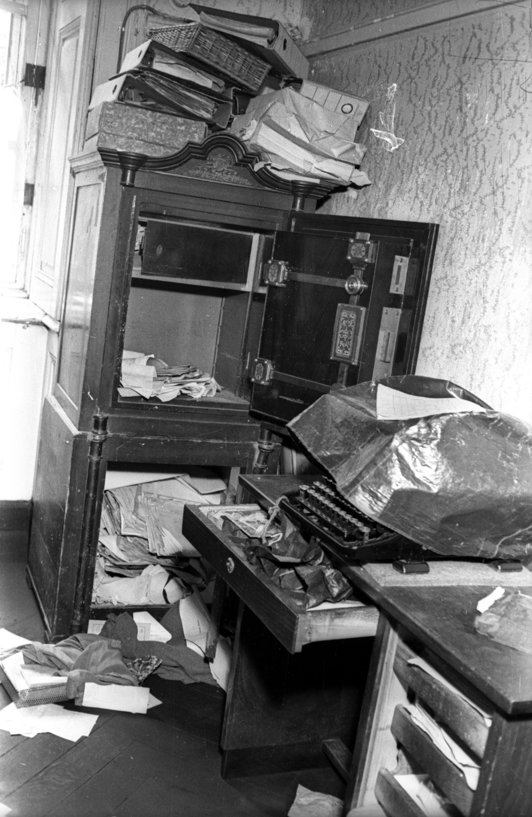 Hungary, A kép forrását kérjük így adja meg: Fortepan / Budapest Főváros Levéltára. Levéltári jelzet: HU.BFL.XV.19.c.10, 1957, Budapest Főváros Levéltára / BRFK helyszínelési fényképei, BRFK Hivatala Bűnügyi Technikai Osztály, office, typewriter, safe, papers, Fortepan #103958