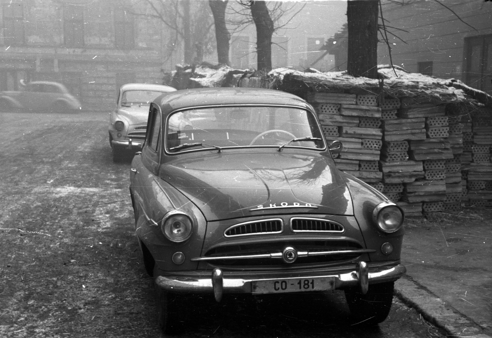 Hungary, Budapest VIII., Corvin (Kisfaludy) köz a mozi mellett, szemben a Kisfaludy utca. A kép forrását kérjük így adja meg: Fortepan / Budapest Főváros Levéltára. Levéltári jelzet: HU.BFL.XV.19.c.10, 1958, Budapest Főváros Levéltára / BRFK helyszínelési fényképei, BRFK Hivatala Bűnügyi Technikai Osztály, Czechoslovak brand, Skoda-brand, automobile, brick, Budapest, Fortepan #103968