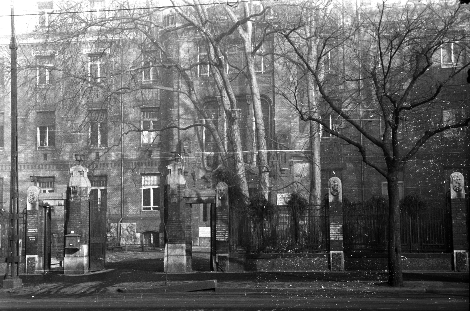 Hungary, Budapest VIII., Üllői út 78/b. BOTE (később Semmelweis Egyetem) I. sz. Sebészeti Klinika. A kép forrását kérjük így adja meg: Fortepan / Budapest Főváros Levéltára. Levéltári jelzet: HU.BFL.XV.19.c.10, 1958, Budapest Főváros Levéltára / BRFK helyszínelési fényképei, BRFK Hivatala Bűnügyi Technikai Osztály, Budapest, pillar, letter box, Fortepan #103972