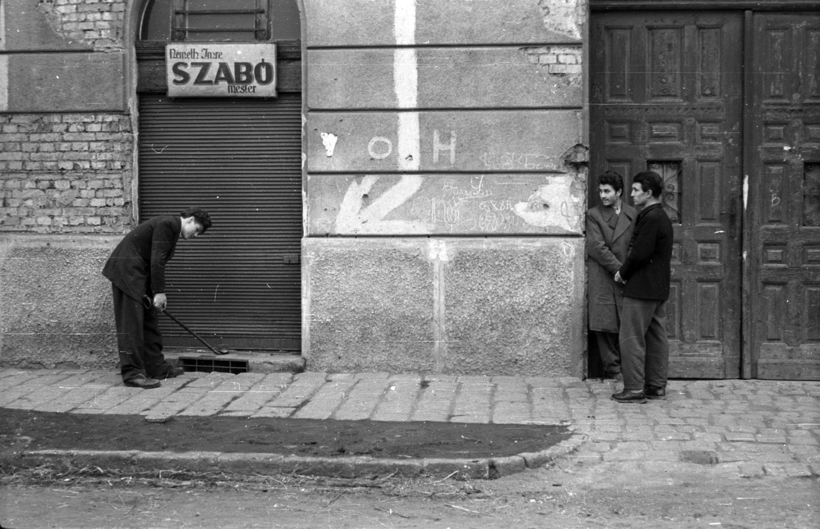 Magyarország, Budapest XIV., Mexikói út 7. A kép forrását kérjük így adja meg: Fortepan / Budapest Főváros Levéltára. Levéltári jelzet: HU.BFL.XV.19.c.10, 1958, Budapest Főváros Levéltára / BRFK helyszínelési fényképei, BRFK Hivatala Bűnügyi Technikai Osztály, Budapest, Bűnügy rekonstruálása, betörés, kisiparos, óvóhely, zárvatartás, Best of, Fortepan #103988