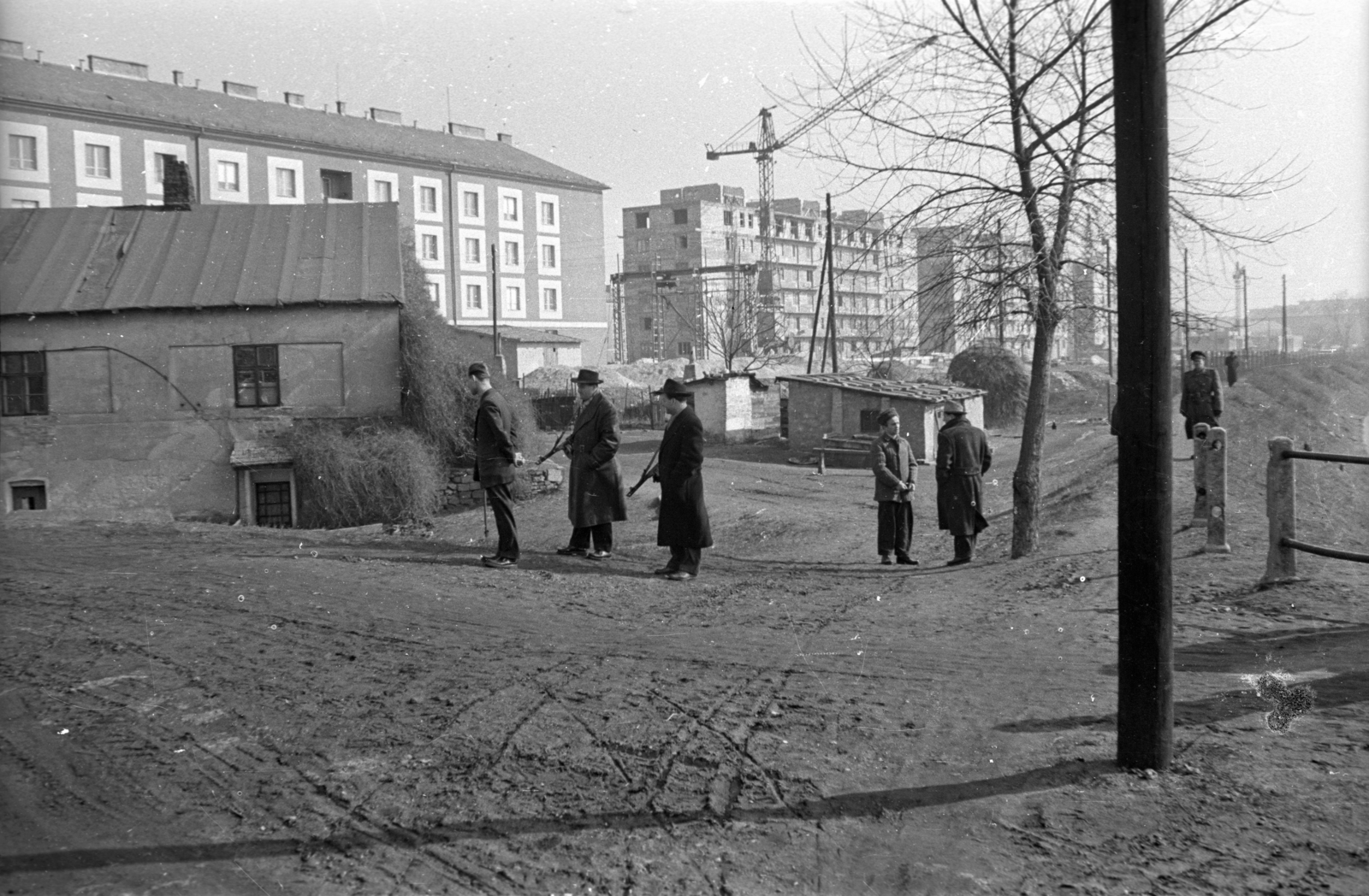 Hungary, Budapest XIII., Rákos-patak töltése a Madarász Viktor utcánál, háttérben a Tahi utca házsora. Középen Csizmadi Ferenc az angyalföldi felkelőcsoport vezetője, a felvétel az ellene és társai ügyében indított eljárás nyomozásakor készült. A kép forrását kérjük így adja meg: Fortepan / Budapest Főváros Levéltára. Levéltári jelzet: HU.BFL.XV.19.c.10, 1958, Budapest Főváros Levéltára / BRFK helyszínelési fényképei, BRFK Hivatala Bűnügyi Technikai Osztály, Budapest, Effects of the 1956 Revolution, crime reconstruction, Fortepan #103994