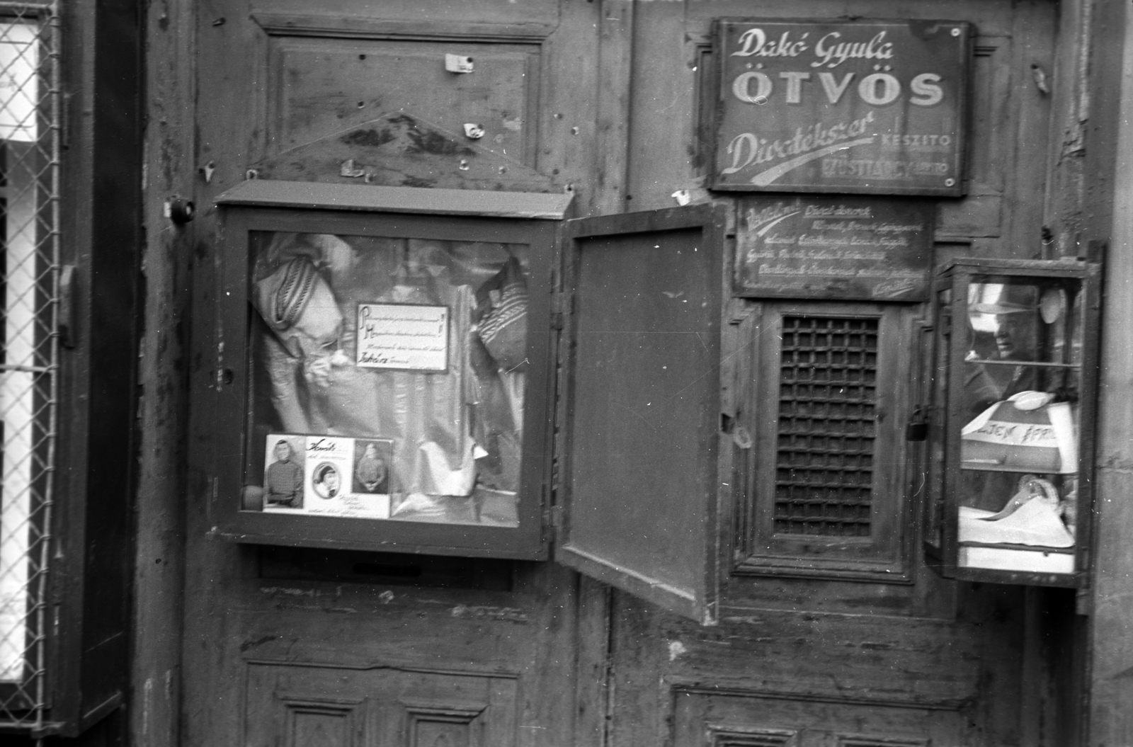 Hungary, Budapest XIX., Üllői út, a 271. (Vörös Hadsereg útja 125.) számú ház kapuja. A kép forrását kérjük így adja meg: Fortepan / Budapest Főváros Levéltára. Levéltári jelzet: HU.BFL.XV.19.c.10, 1958, Budapest Főváros Levéltára / BRFK helyszínelési fényképei, BRFK Hivatala Bűnügyi Technikai Osztály, Show window, sign-board, gate, goldsmith, tradie, Budapest, Fortepan #104011