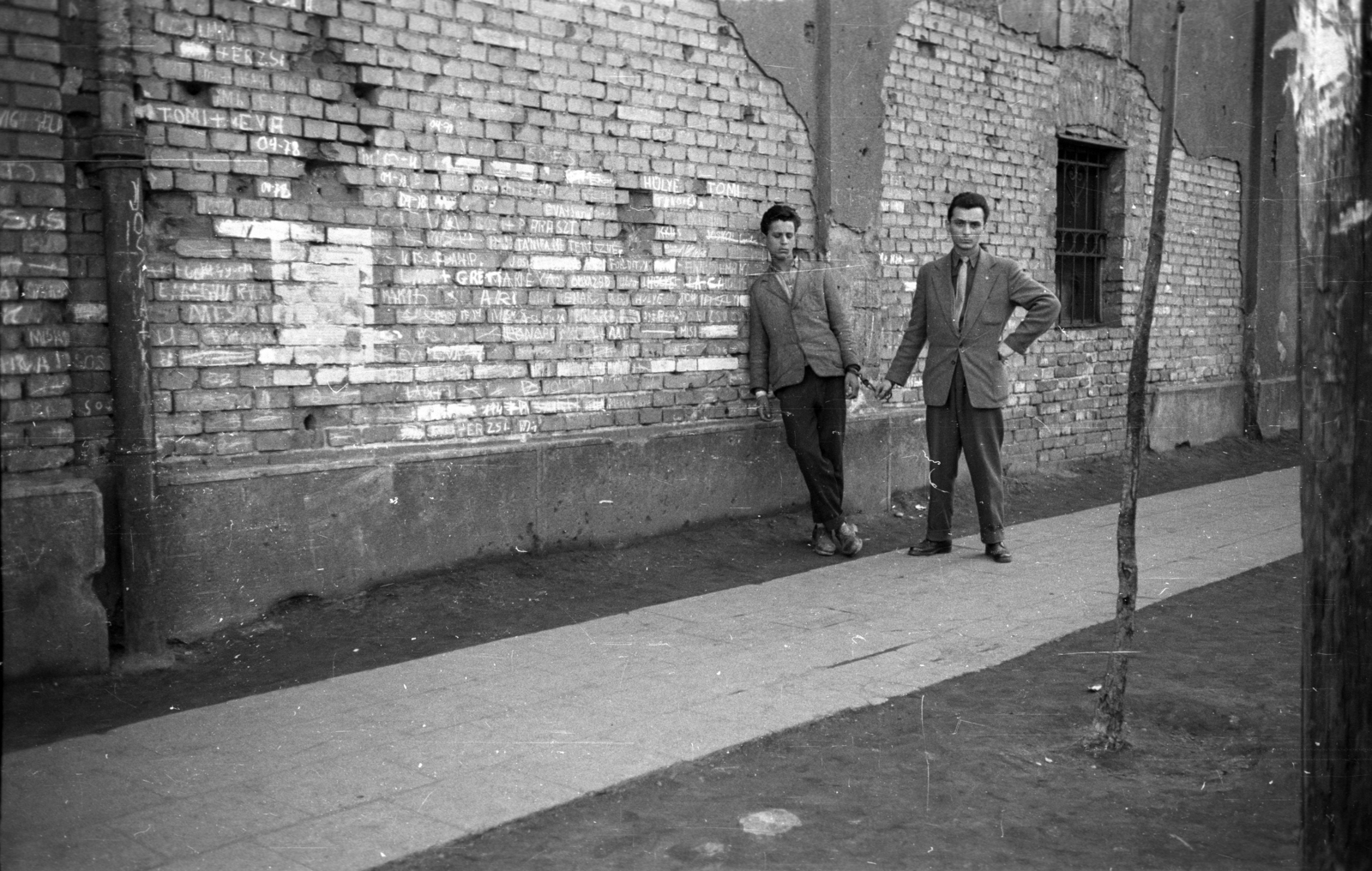 Hungary, A kép forrását kérjük így adja meg: Fortepan / Budapest Főváros Levéltára. Levéltári jelzet: HU.BFL.XV.19.c.10, 1959, Budapest Főváros Levéltára / BRFK helyszínelési fényképei, BRFK Hivatala Bűnügyi Technikai Osztály, graffiti, crime reconstruction, hooligan, Fortepan #104013