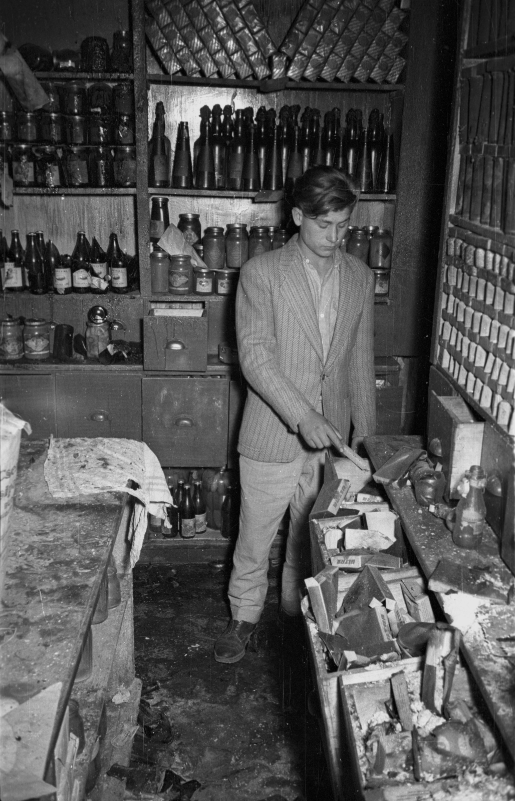 Hungary, Budapest XIII., Zsinór (Forgács) utca - Jász utca sarkán lévő közért. A kép forrását kérjük így adja meg: Fortepan / Budapest Főváros Levéltára. Levéltári jelzet: HU.BFL.XV.19.c.10, 1959, Budapest Főváros Levéltára / BRFK helyszínelési fényképei, BRFK Hivatala Bűnügyi Technikai Osztály, Budapest, crime reconstruction, burglary, Fortepan #104015