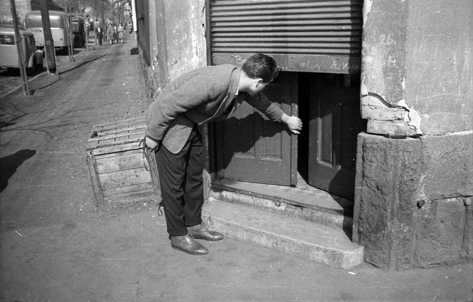 Magyarország, Budapest XIII., Jász utca - Zsinór (Forgács) utca sarok. A kép forrását kérjük így adja meg: Fortepan / Budapest Főváros Levéltára. Levéltári jelzet: HU.BFL.XV.19.c.10, 1959, Budapest Főváros Levéltára / BRFK helyszínelési fényképei, BRFK Hivatala Bűnügyi Technikai Osztály, Budapest, Bűnügy rekonstruálása, betörés, Fortepan #104018