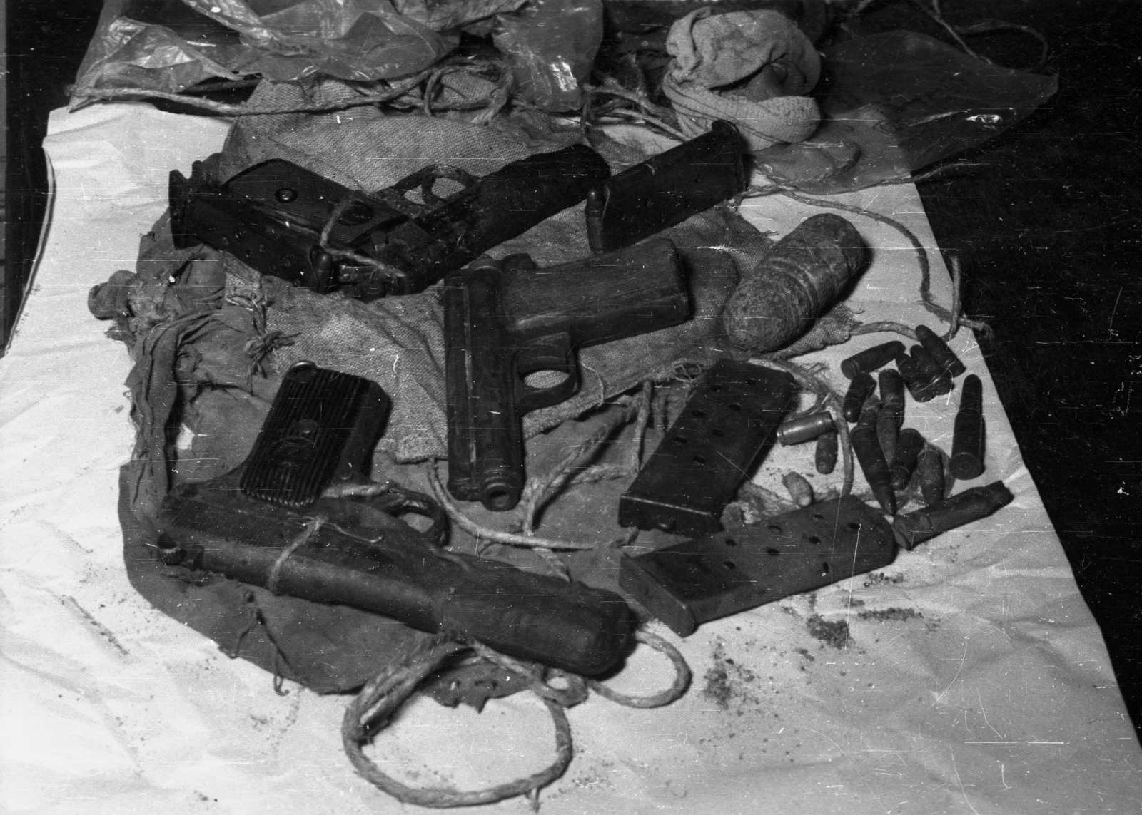 Hungary, A kép forrását kérjük így adja meg: Fortepan / Budapest Főváros Levéltára. Levéltári jelzet: HU.BFL.XV.19.c.10, 1959, Budapest Főváros Levéltára / BRFK helyszínelési fényképei, BRFK Hivatala Bűnügyi Technikai Osztály, Effects of the 1956 Revolution, arms concealment, Fortepan #104025