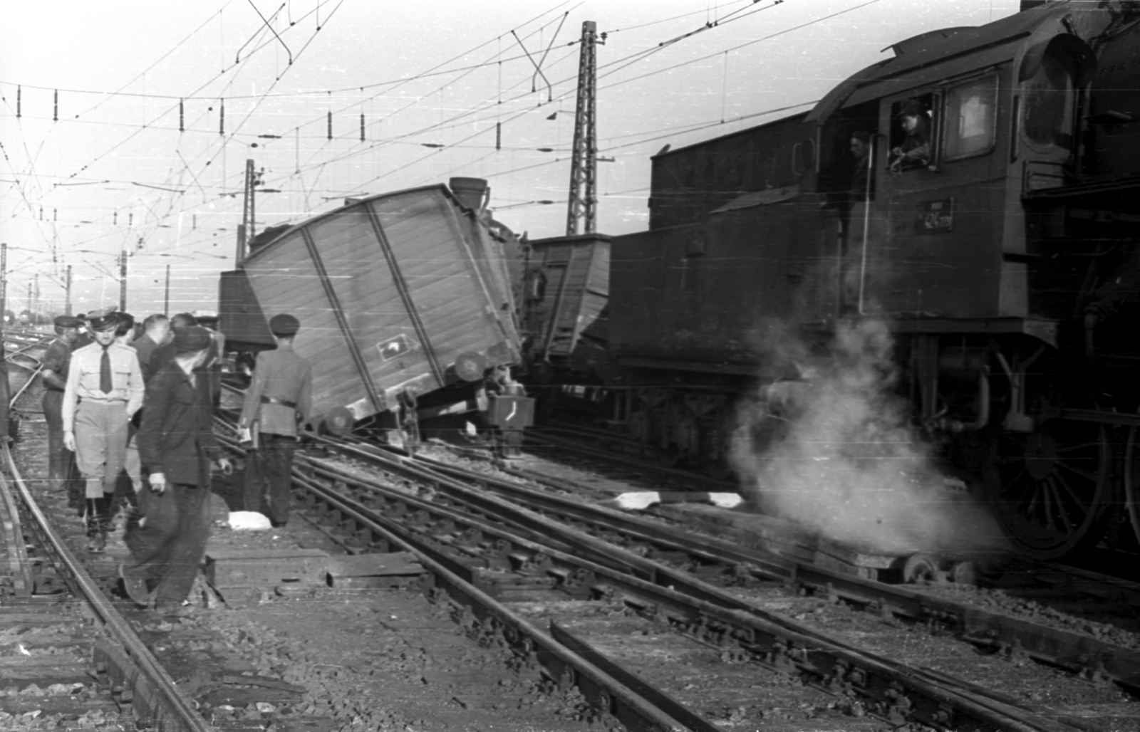 Hungary, Budapest IX., a felvétel a Ferencvárosi pályaudvar végponti váltókörzetében készült. A kép forrását kérjük így adja meg: Fortepan / Budapest Főváros Levéltára. Levéltári jelzet: HU.BFL.XV.19.c.10, 1959, Budapest Főváros Levéltára / BRFK helyszínelési fényképei, BRFK Hivatala Bűnügyi Technikai Osztály, accident, train station, MÁV Class 424, Budapest, cargo railway station, Fortepan #104027