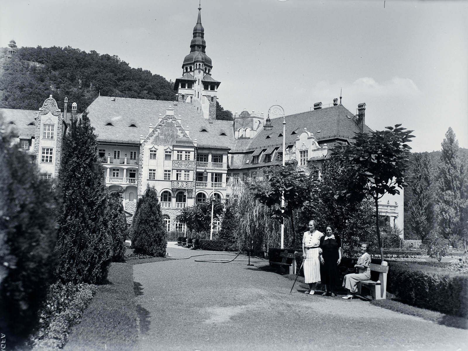 Hungary, Lillafüred, Miskolc, Palotaszálló a park felől., 1935, Kurutz Márton, women, hotel, relaxation, Renaissance Revival, bench, Kálmán Lux-design, Fortepan #10403