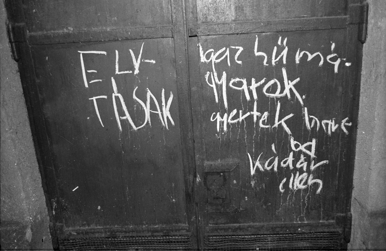 Hungary, A kép forrását kérjük így adja meg: Fortepan / Budapest Főváros Levéltára. Levéltári jelzet: HU.BFL.XV.19.c.10, 1960, Budapest Főváros Levéltára / BRFK helyszínelési fényképei, BRFK Hivatala Bűnügyi Technikai Osztály, graffiti, Effects of the 1956 Revolution, János Kádár-portrayal, Fortepan #104040