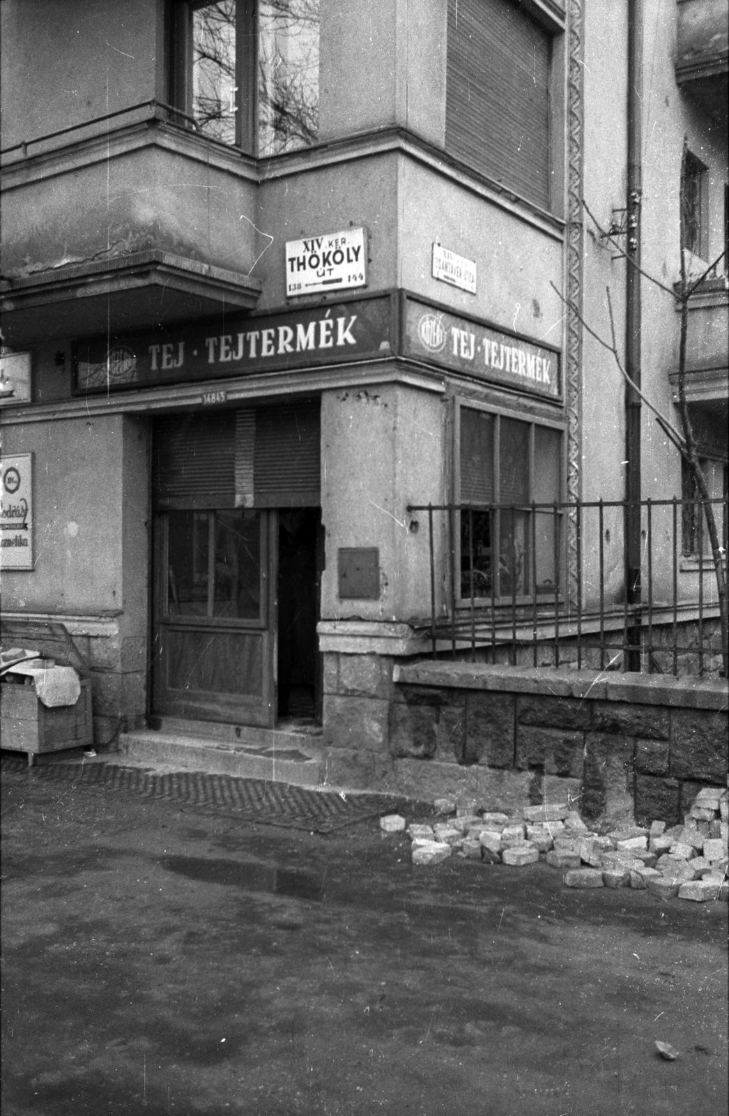 Hungary, Budapest XIV., Thököly út – Csantavér utca sarok. A kép forrását kérjük így adja meg: Fortepan / Budapest Főváros Levéltára. Levéltári jelzet: HU.BFL.XV.19.c.10, 1960, Budapest Főváros Levéltára / BRFK helyszínelési fényképei, BRFK Hivatala Bűnügyi Technikai Osztály, sign-board, hairdresser, street name sign, dairy, Budapest, burglary, Fortepan #104051