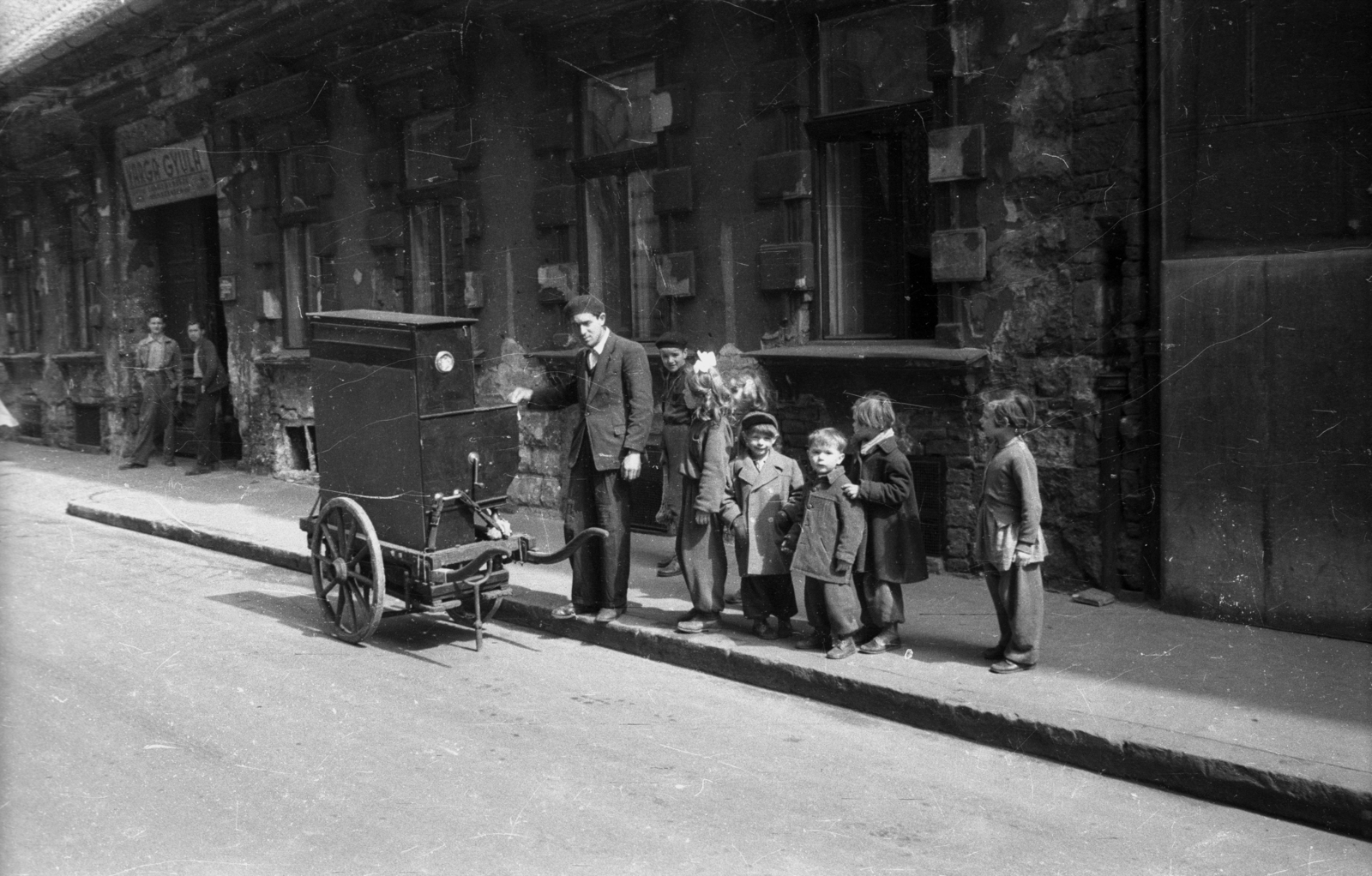 Hungary, Budapest VIII., a felvétel a Horánszky (Makarenko) utca 10. előtt készült a verklisről. A kép forrását kérjük így adja meg: Fortepan / Budapest Főváros Levéltára. Levéltári jelzet: HU.BFL.XV.19.c.10, 1960, Budapest Főváros Levéltára / BRFK helyszínelési fényképei, BRFK Hivatala Bűnügyi Technikai Osztály, sign-board, street view, kids, beret, Budapest, hurdy-gurdy, extinct crafts, Fortepan #104052
