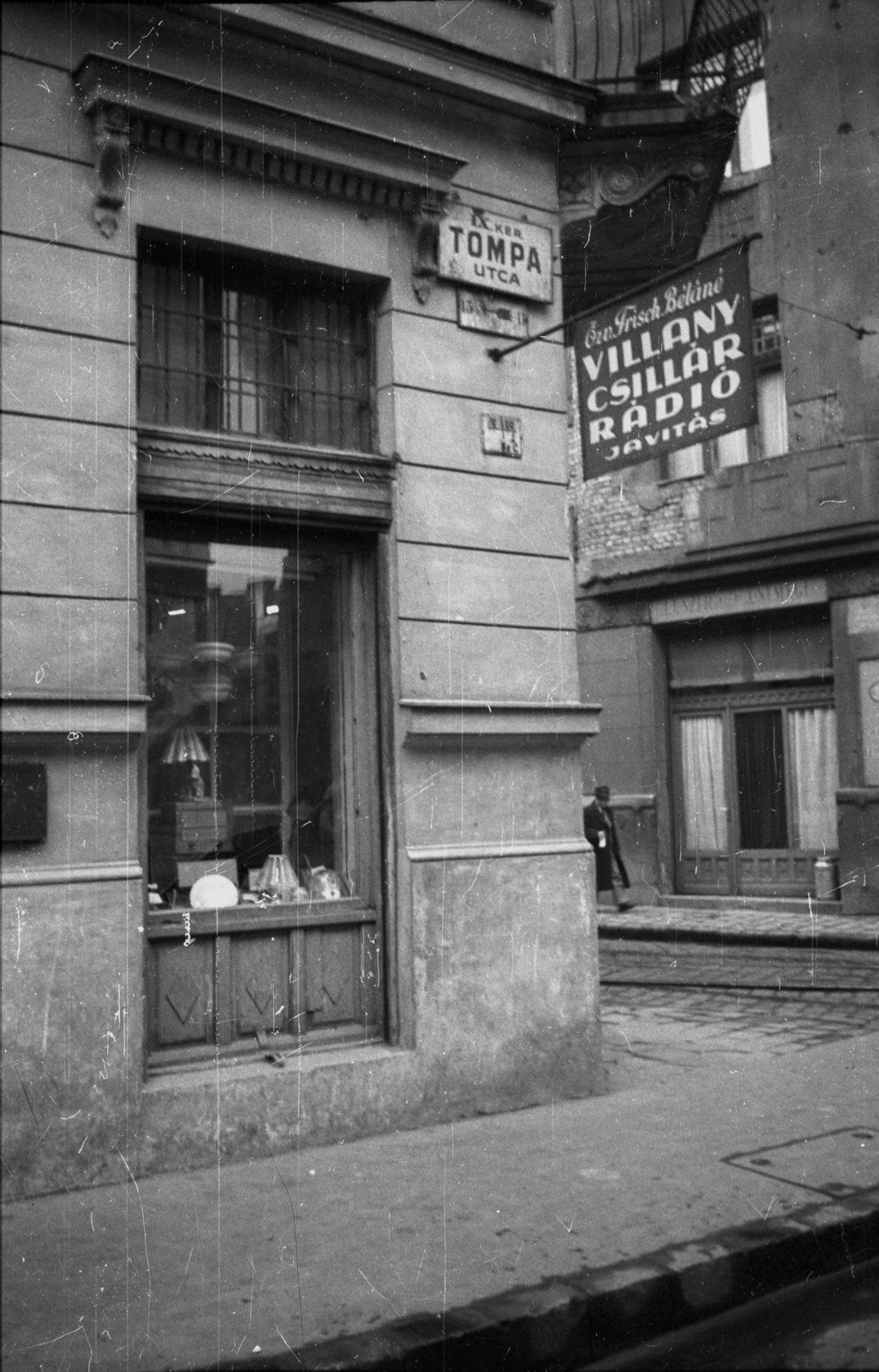 Hungary, Budapest IX., Tompa utca - Angyal utca sarok. A kép forrását kérjük így adja meg: Fortepan / Budapest Főváros Levéltára. Levéltári jelzet: HU.BFL.XV.19.c.10, 1960, Budapest Főváros Levéltára / BRFK helyszínelési fényképei, BRFK Hivatala Bűnügyi Technikai Osztály, sign-board, Budapest, radio repair, Fortepan #104057