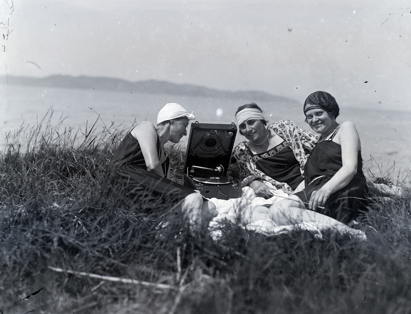 Hungary, Balatonföldvár, háttérben a Tihanyi-félsziget., 1934, Kurutz Márton, gramophone, Fortepan #10406