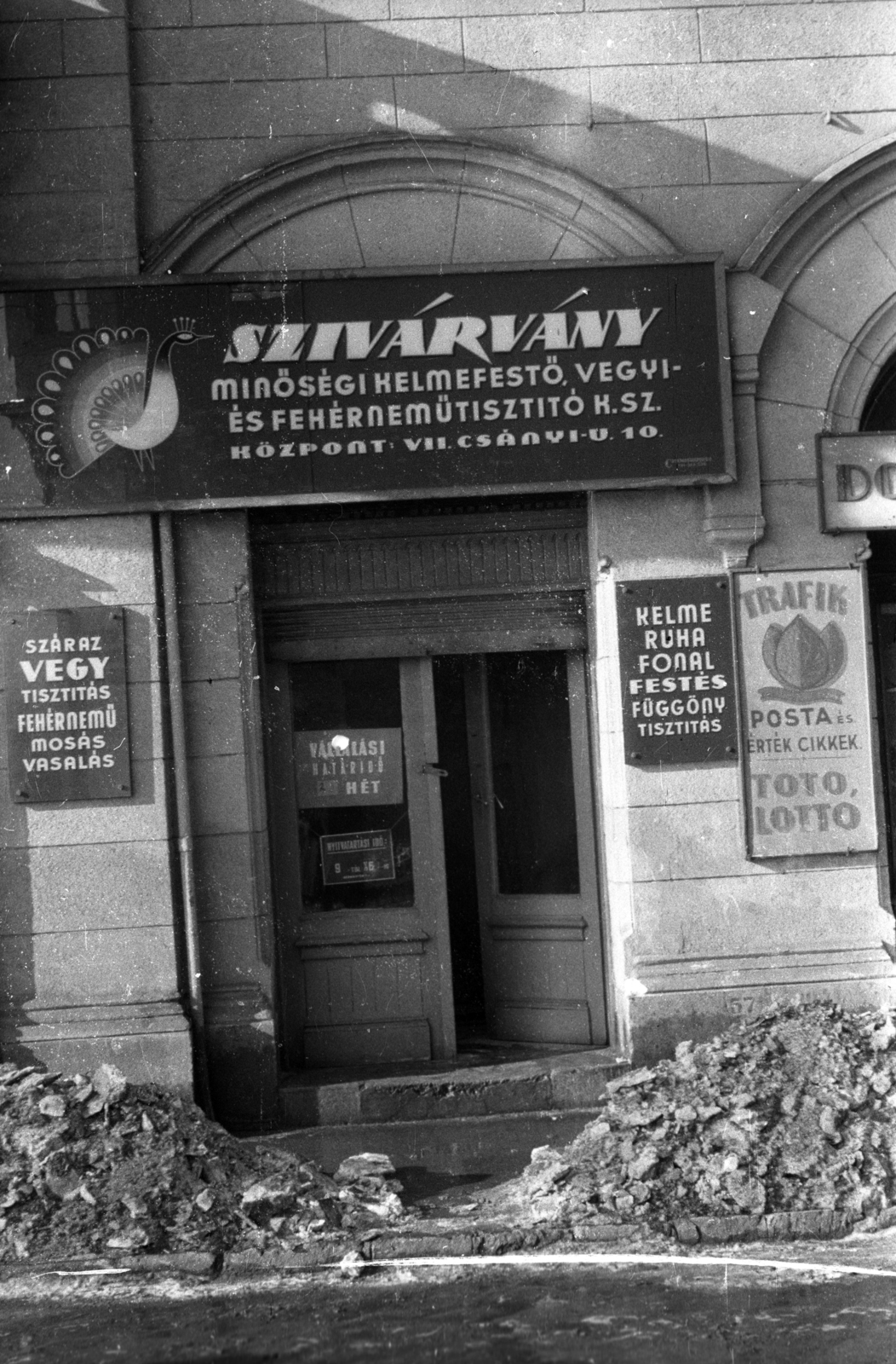 Magyarország, Budapest II., Frankel Leó út 70. A kép forrását kérjük így adja meg: Fortepan / Budapest Főváros Levéltára. Levéltári jelzet: HU.BFL.XV.19.c.10, 1962, Budapest Főváros Levéltára / BRFK helyszínelési fényképei, BRFK Hivatala Bűnügyi Technikai Osztály, trafik, lottózó, Budapest, Fortepan #104069